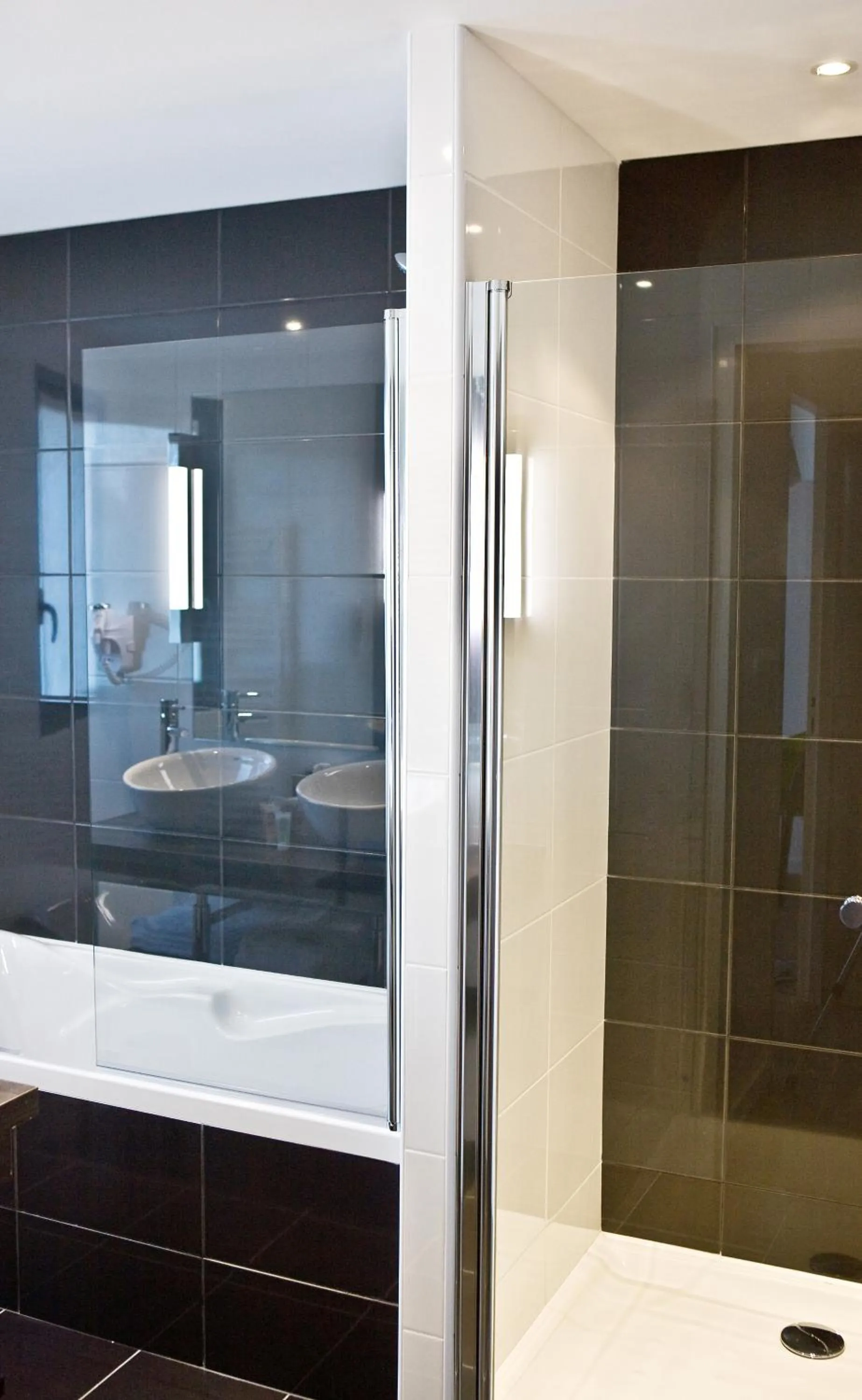 Shower in Mercure Saint Malo Balmoral