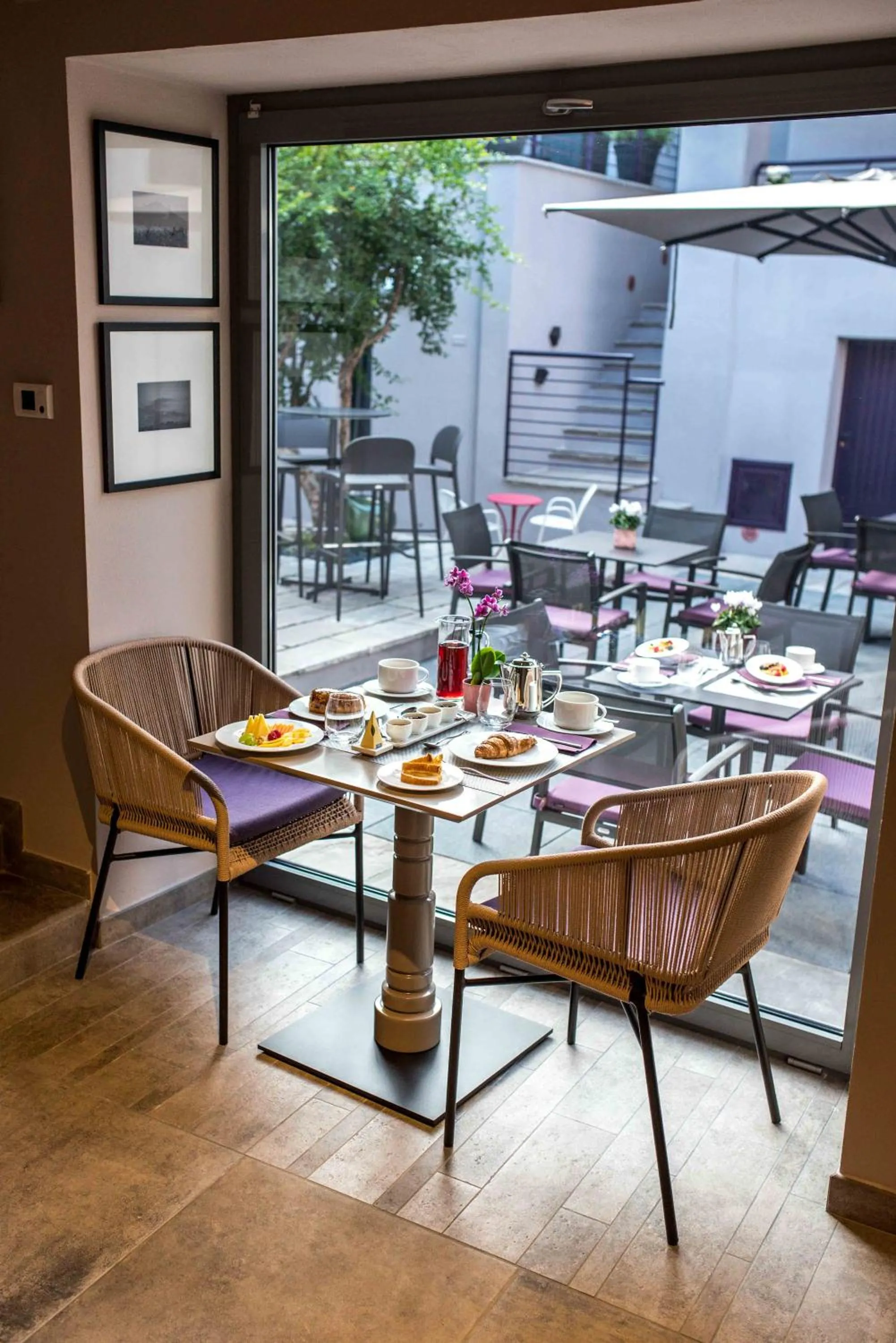 Restaurant/places to eat in Uve Rooms & Wine Bar