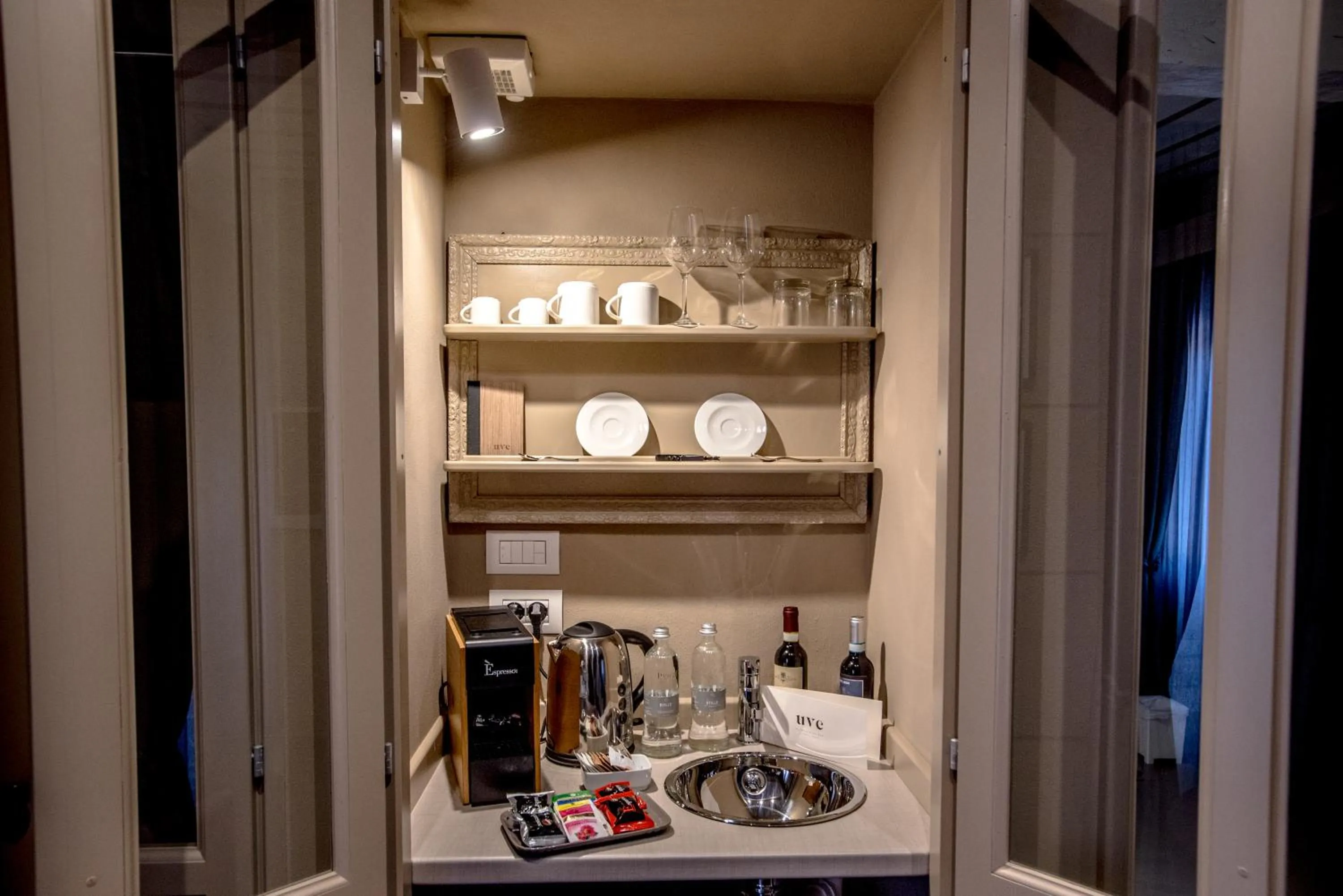 Coffee/tea facilities in Uve Rooms & Wine Bar