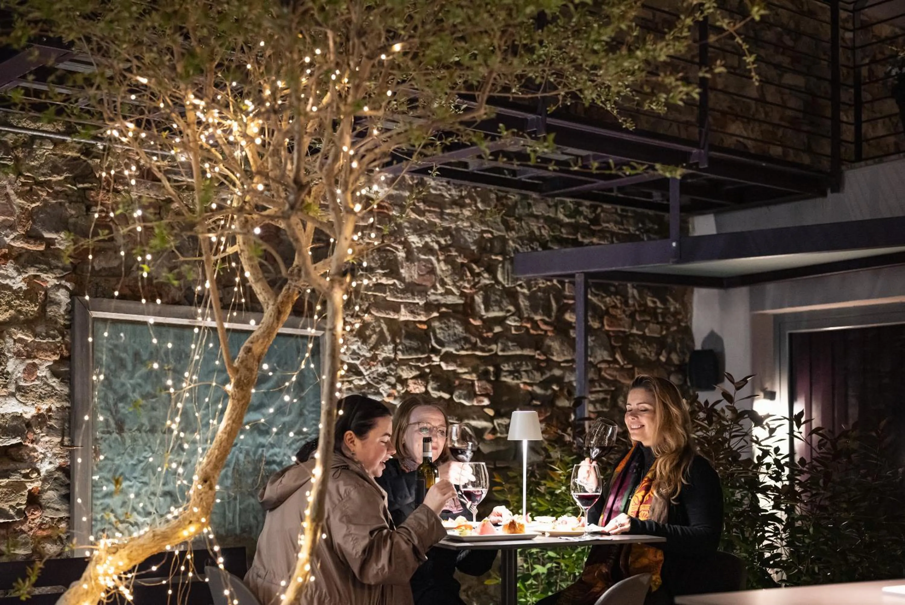 Restaurant/places to eat in Uve Rooms & Wine Bar