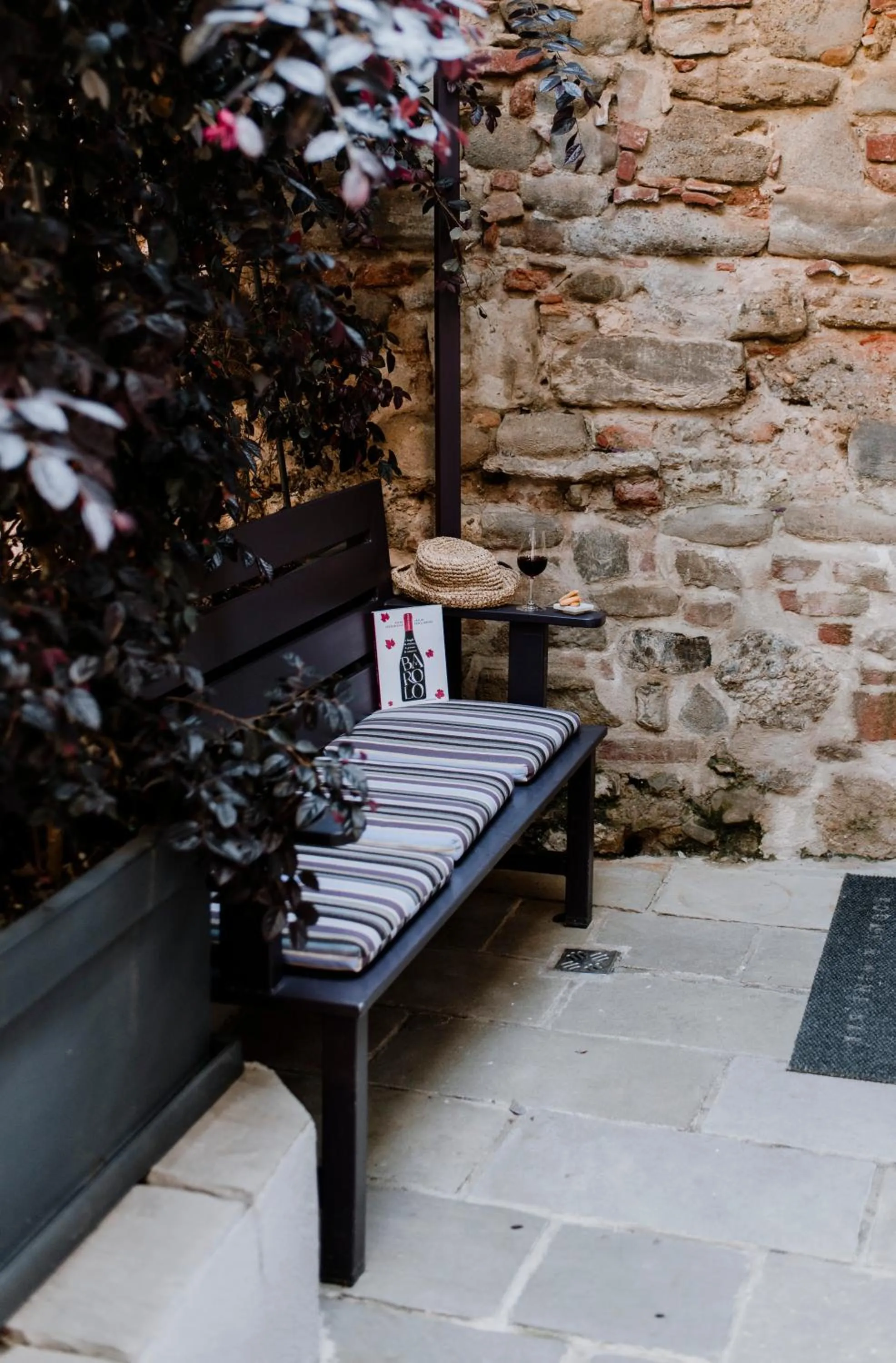 Property building in Uve Rooms & Wine Bar