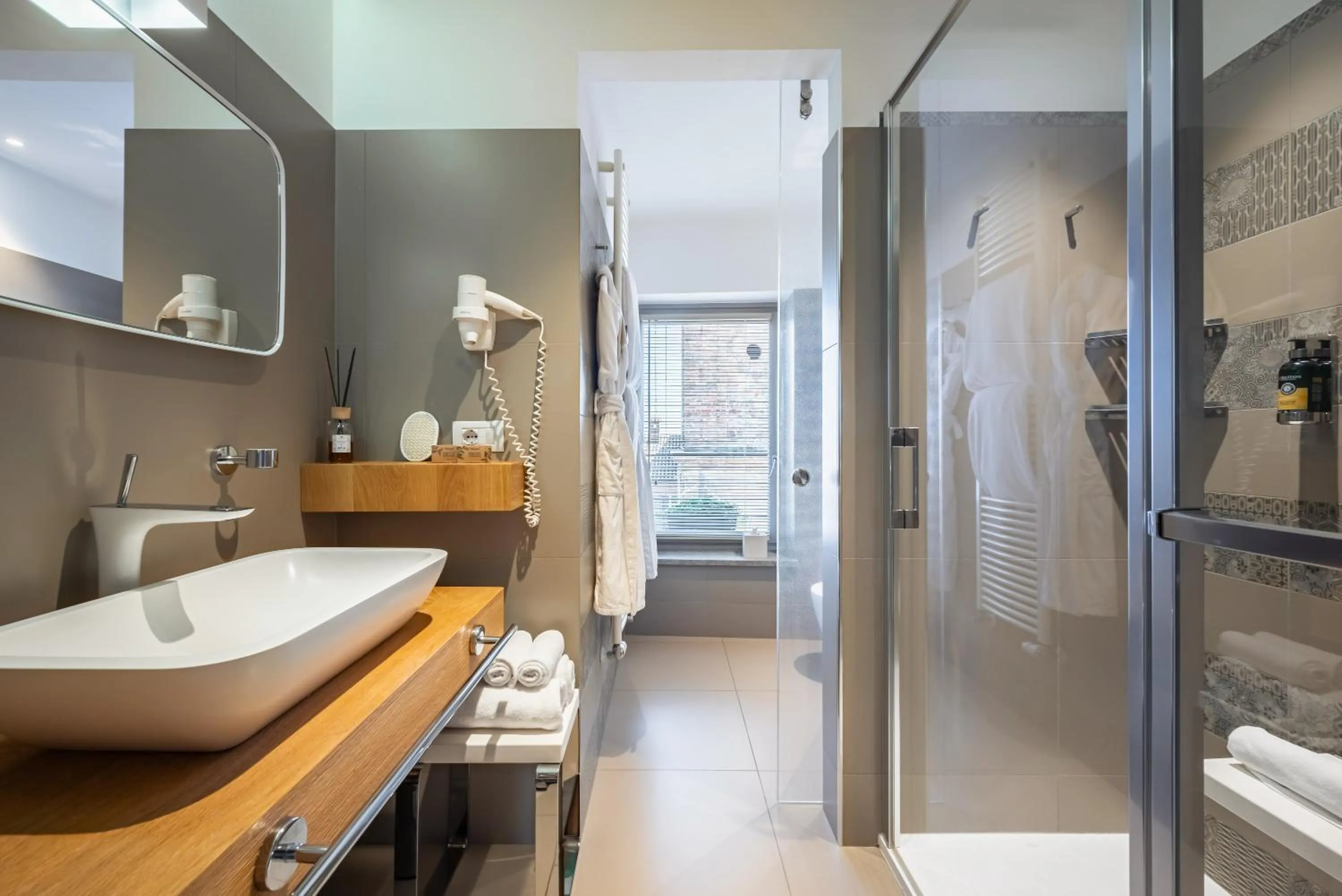 Shower in Uve Rooms & Wine Bar