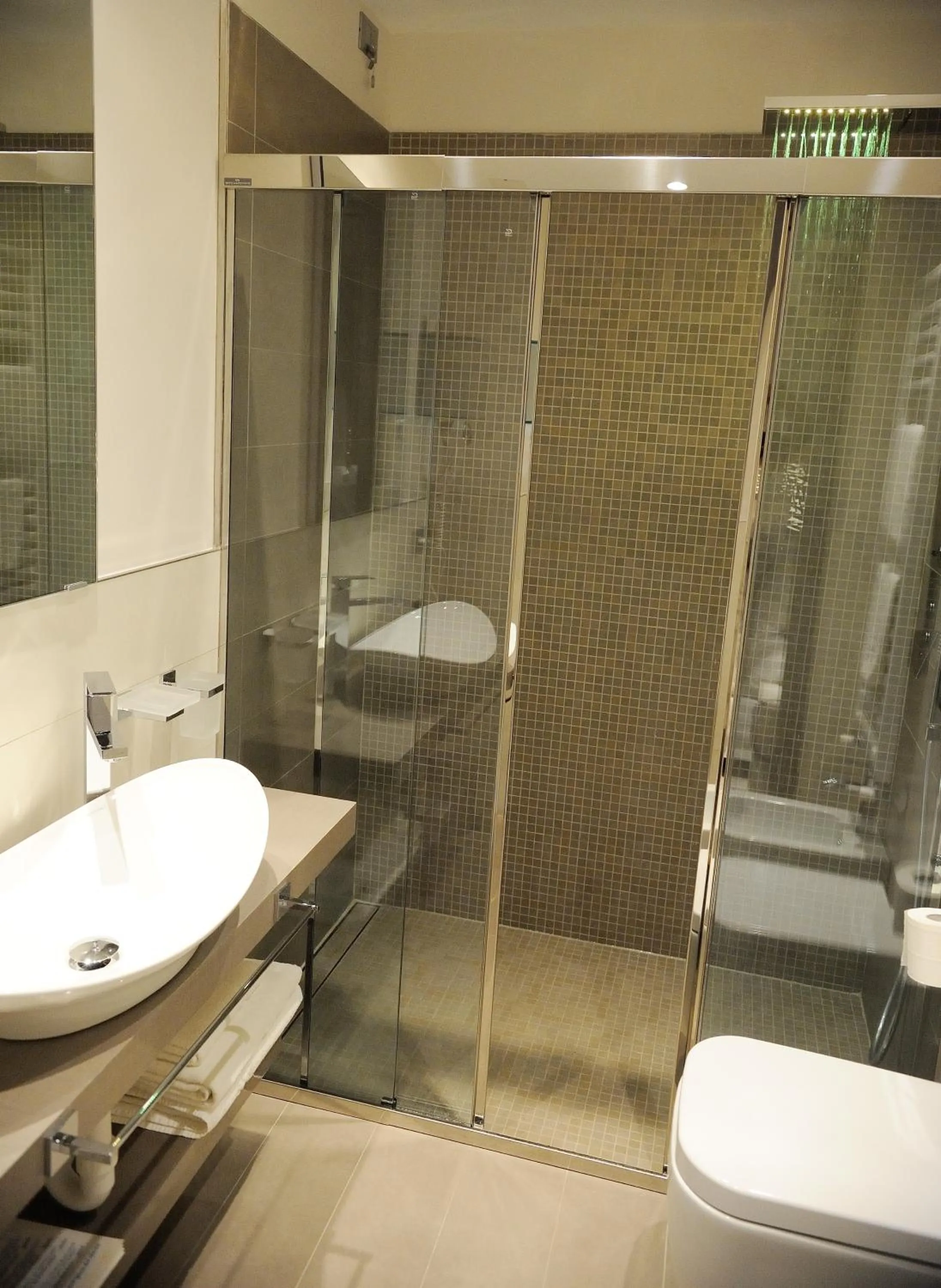 Bathroom in Hotel Ariston & Apartments