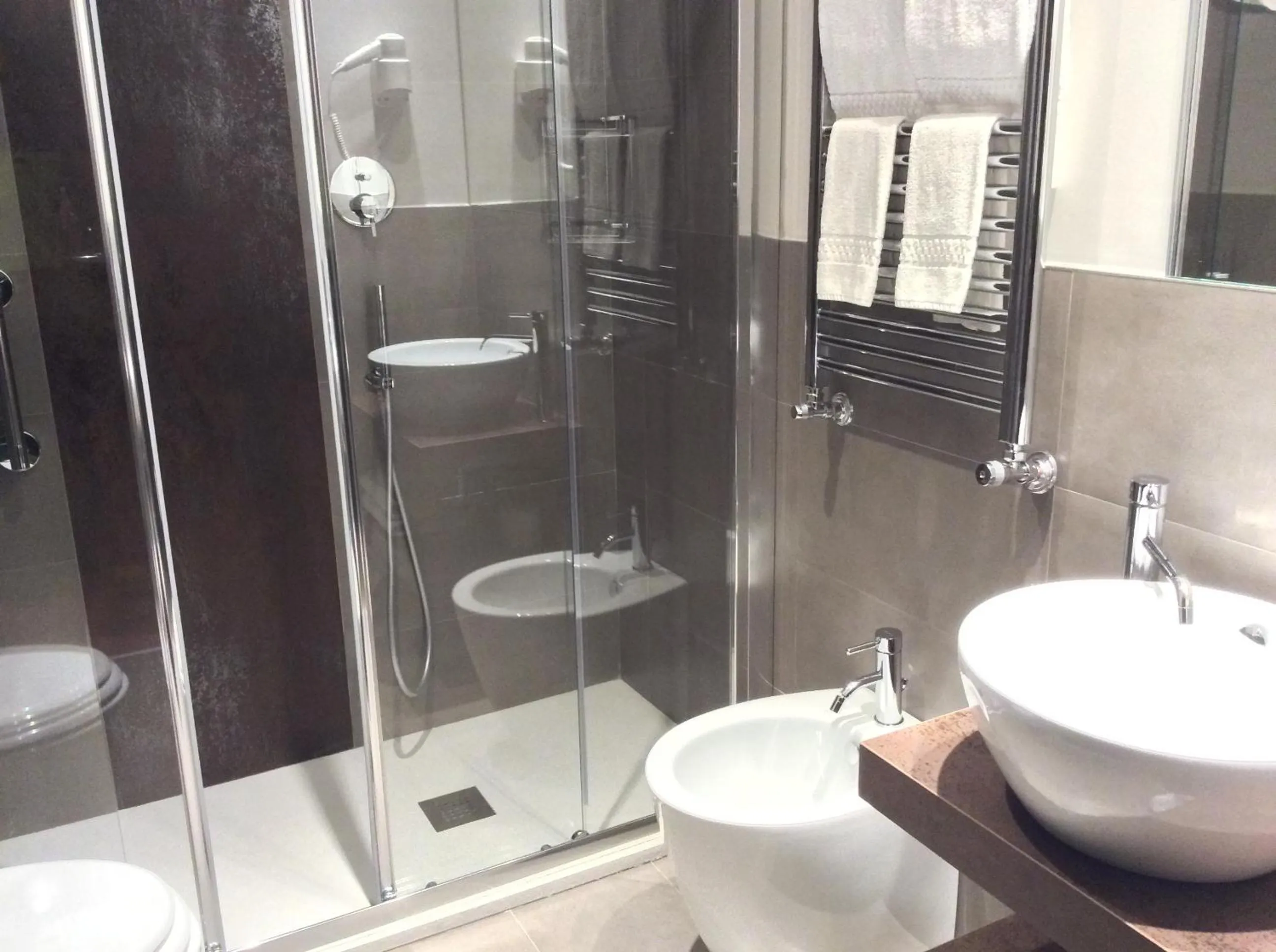 Bathroom in Hotel Ariston & Apartments