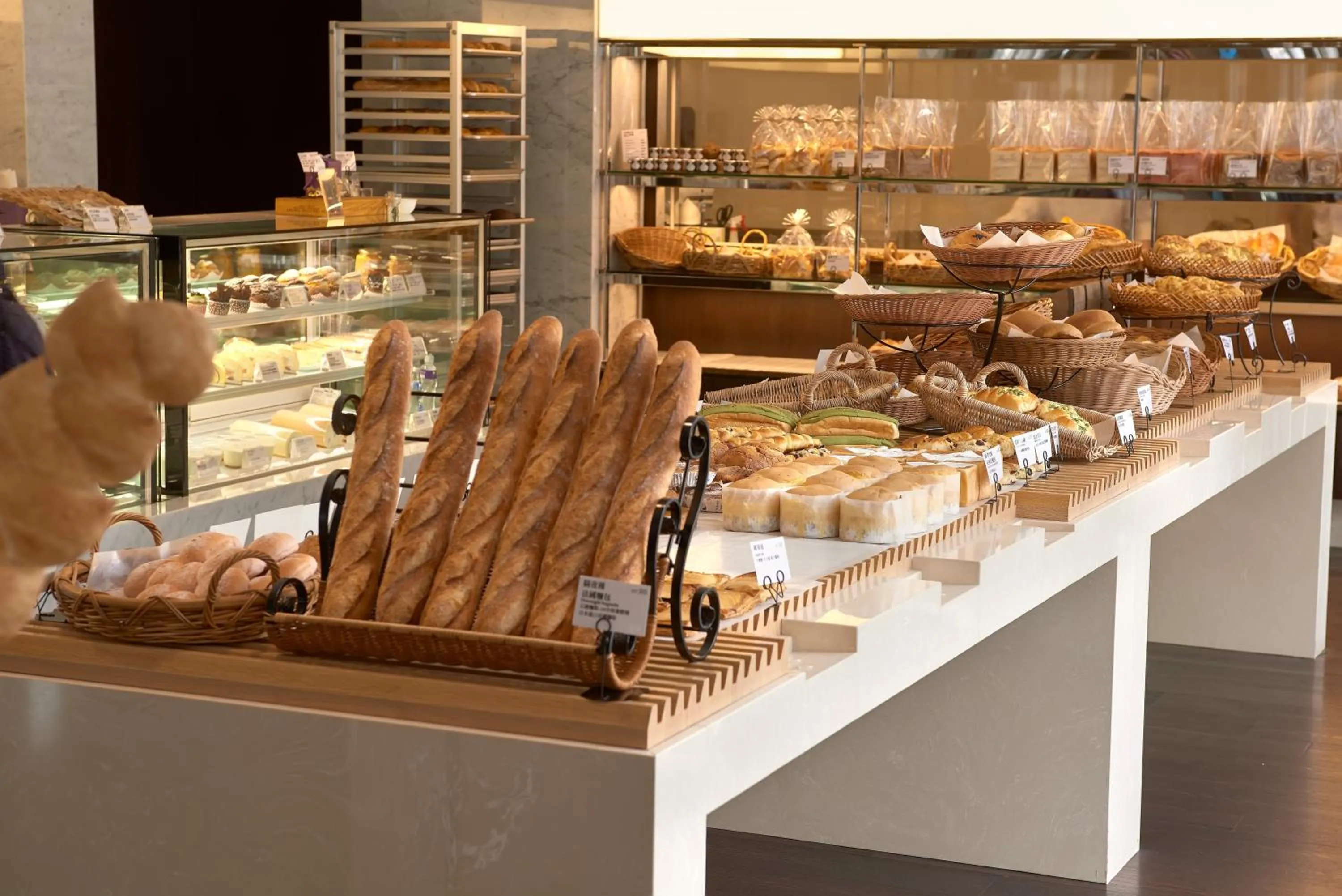 Restaurant/places to eat in FleurLis Hotel