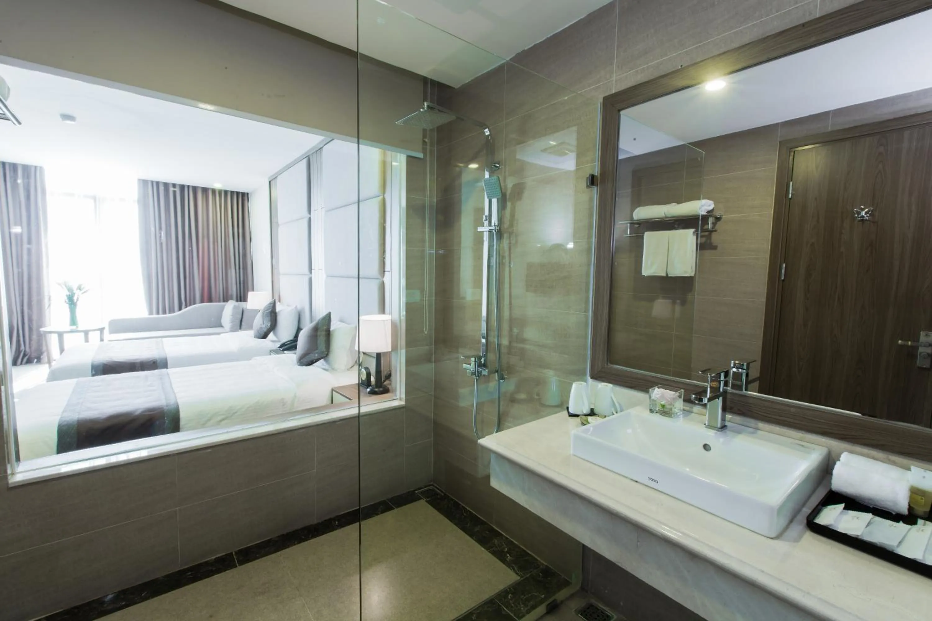Shower, Bed in Muong Thanh Luxury Ha Nam