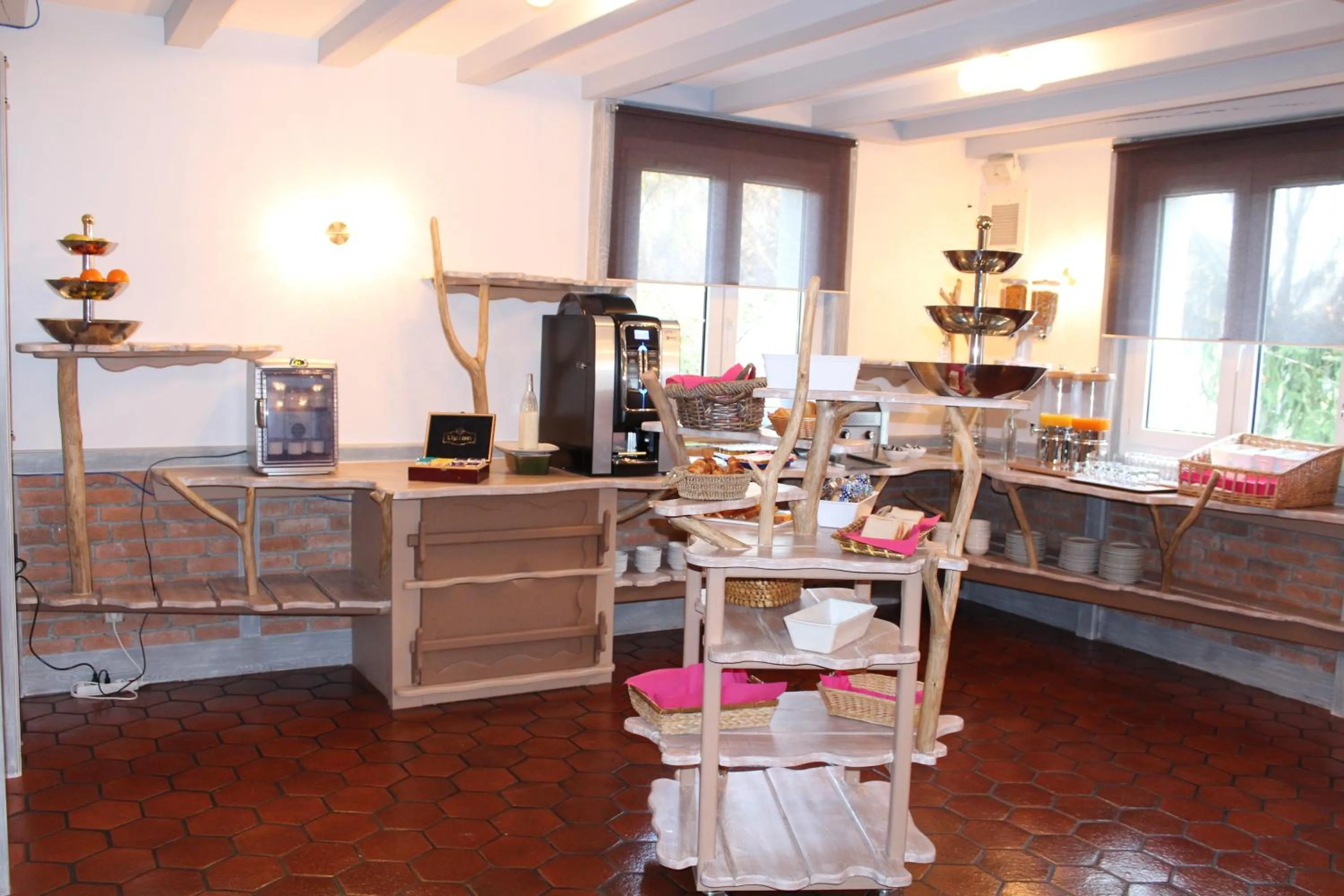 Swimming pool in Auberge La Tomette, The Originals Relais