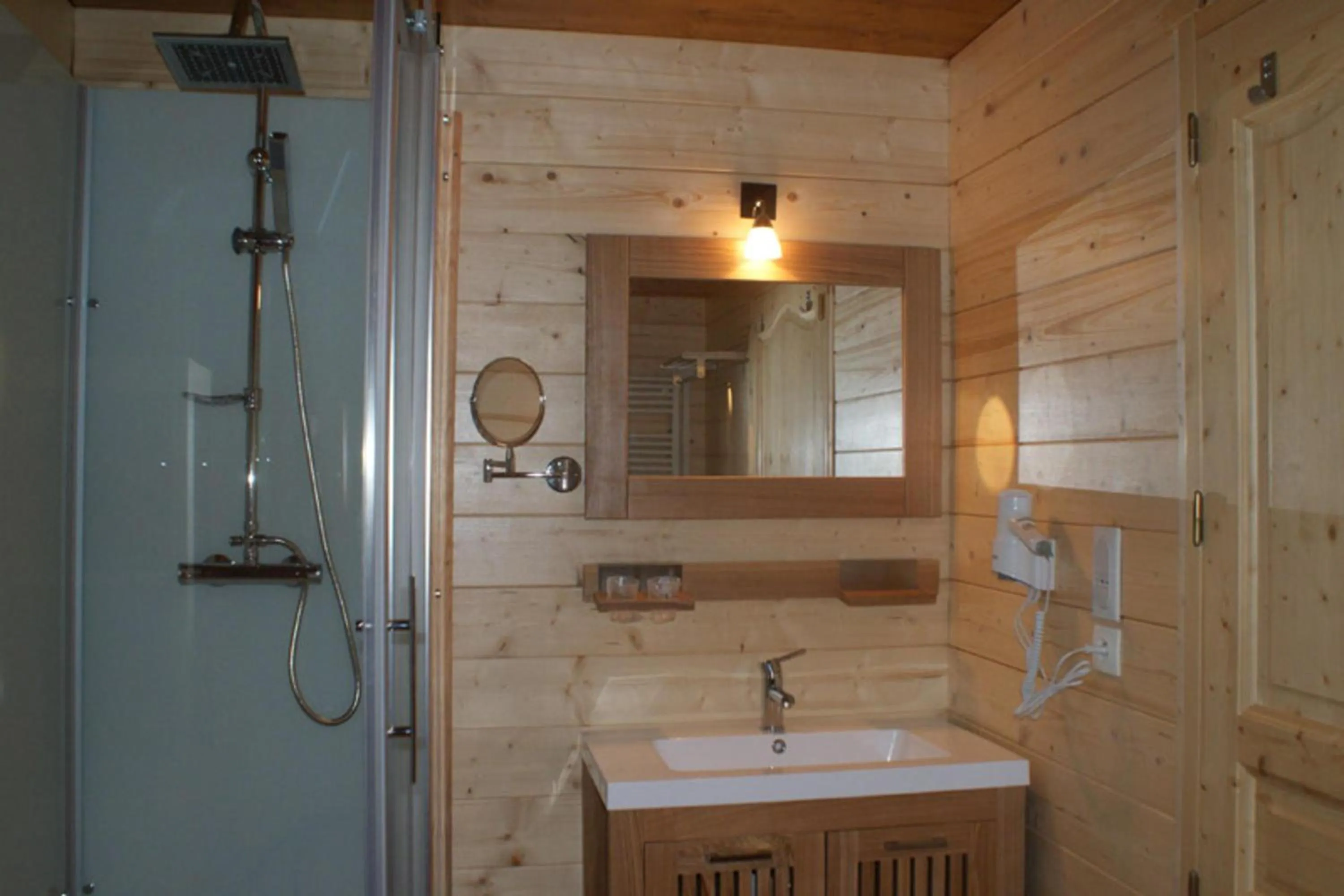Bathroom in Auberge La Tomette, The Originals Relais