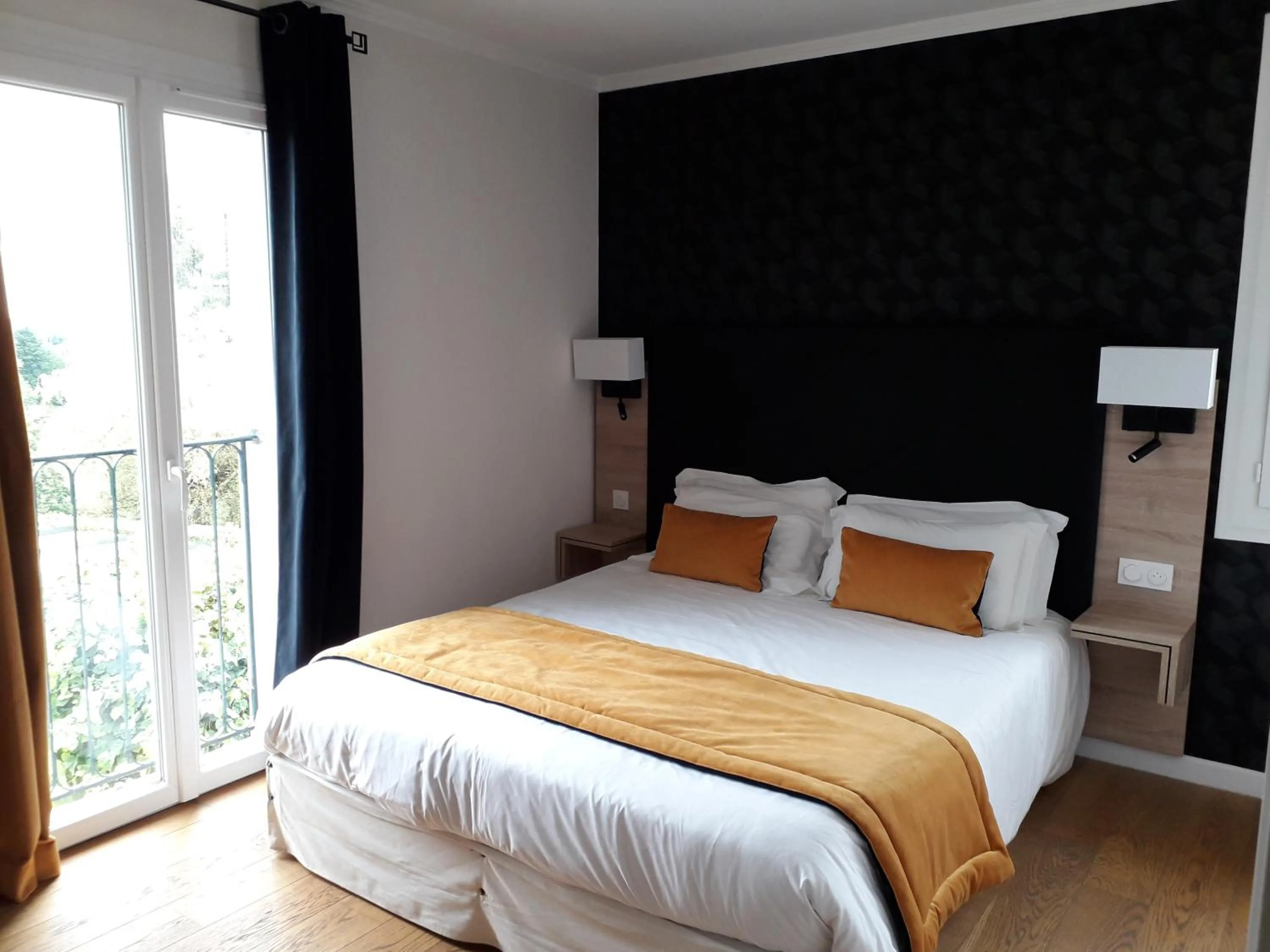 Photo of the whole room, Bed in Auberge La Tomette, The Originals Relais