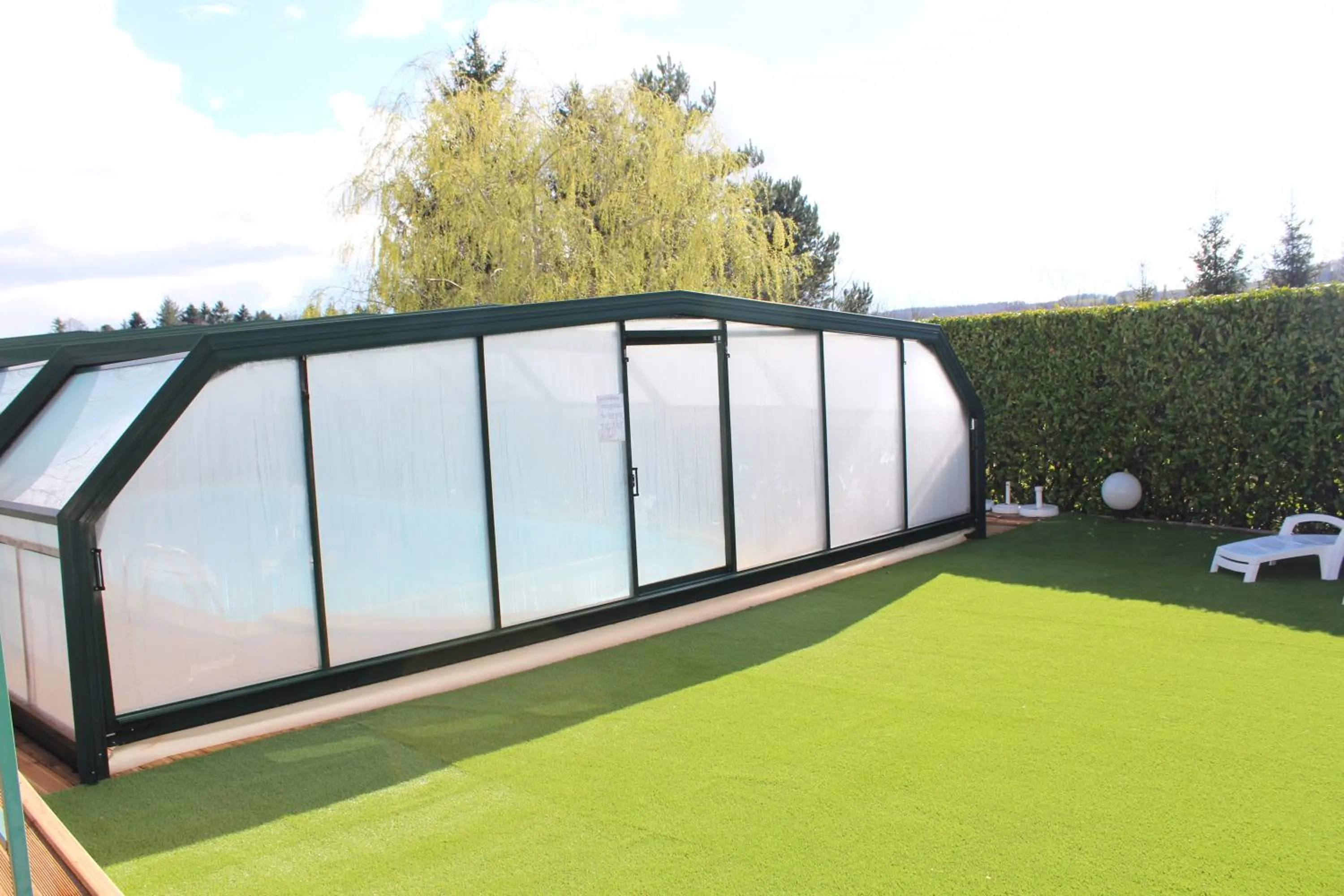 Swimming pool in Auberge La Tomette, The Originals Relais