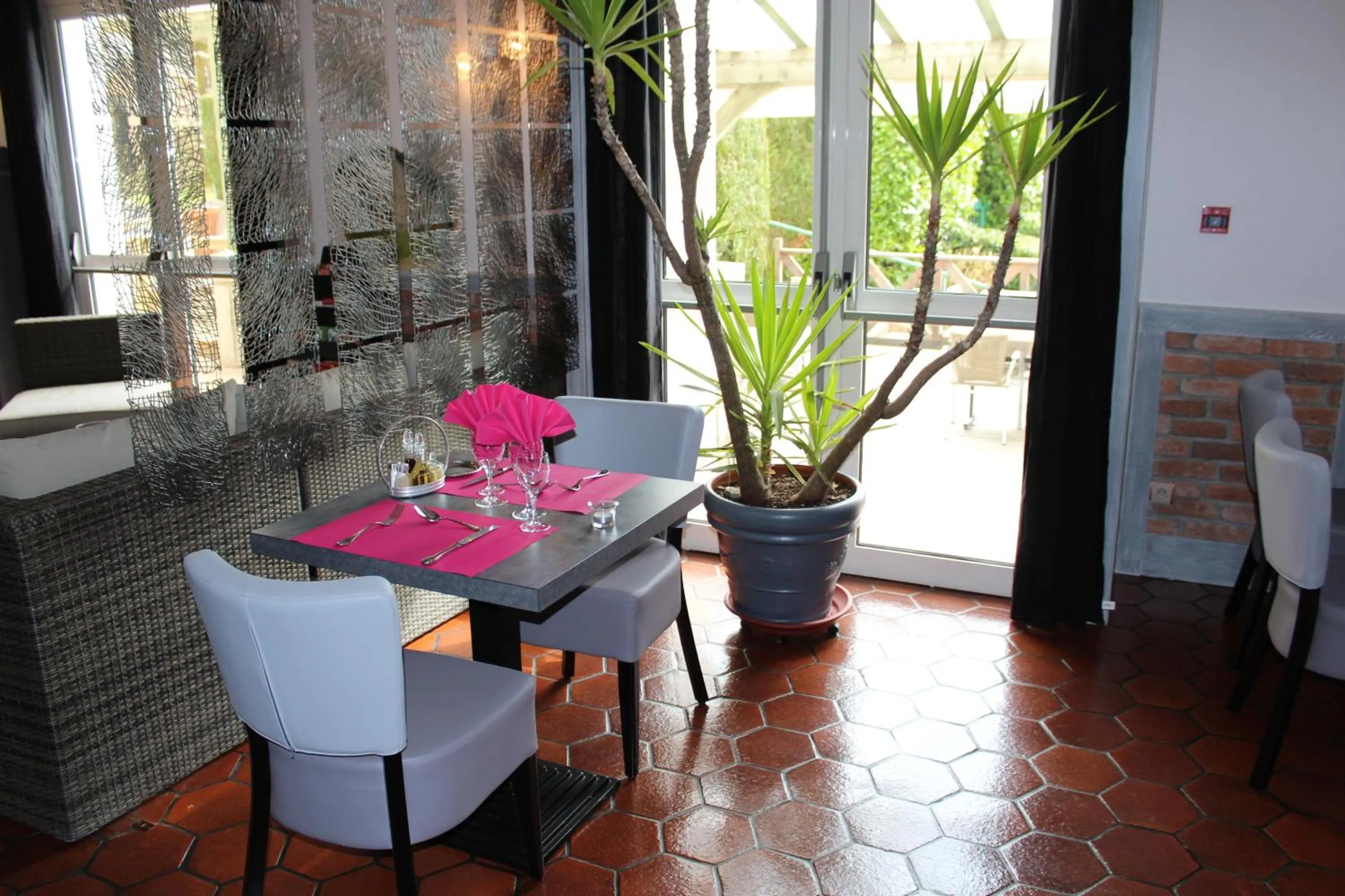 Restaurant/places to eat in Auberge La Tomette, The Originals Relais