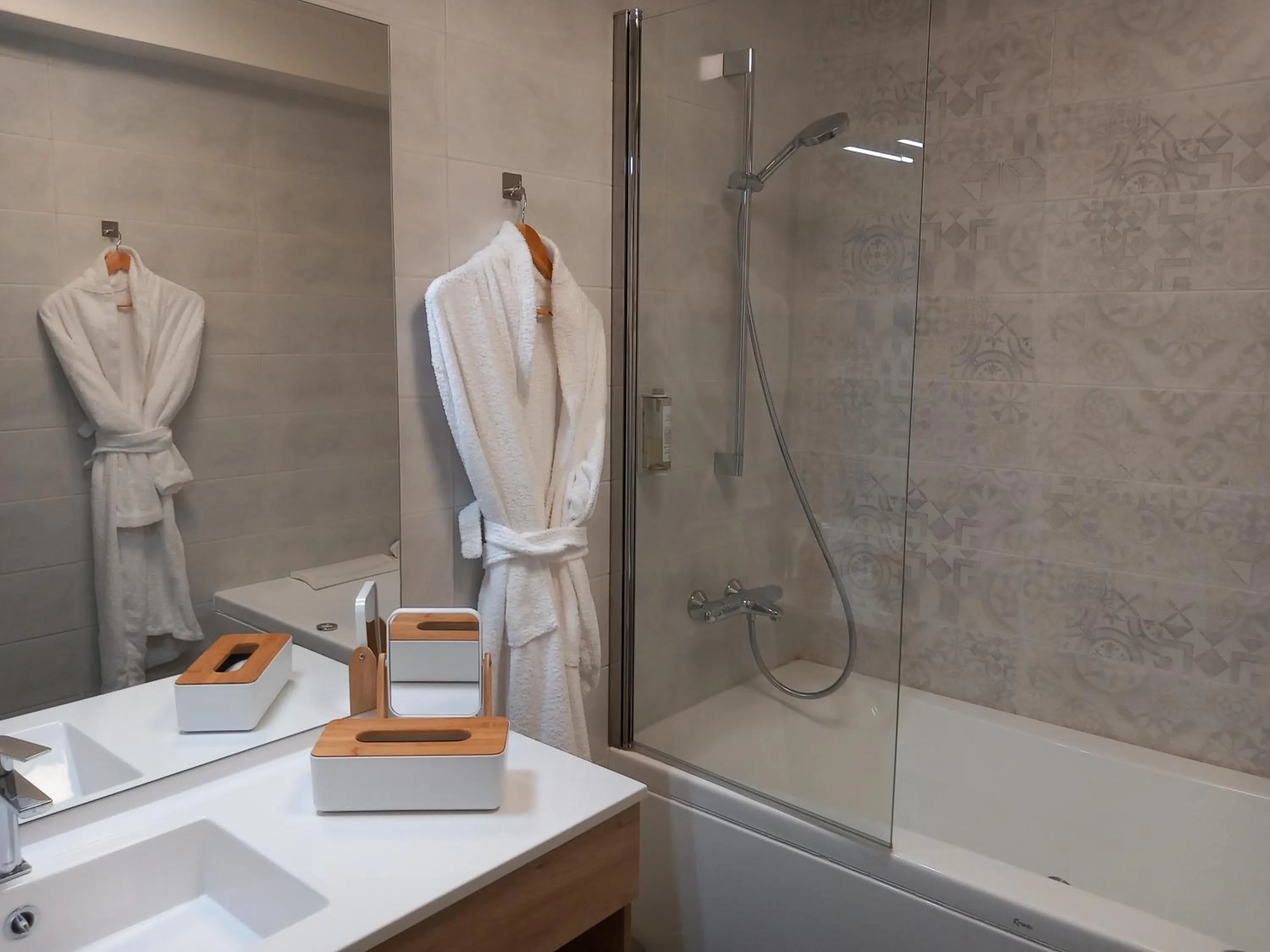 Bathroom in Auberge La Tomette, The Originals Relais