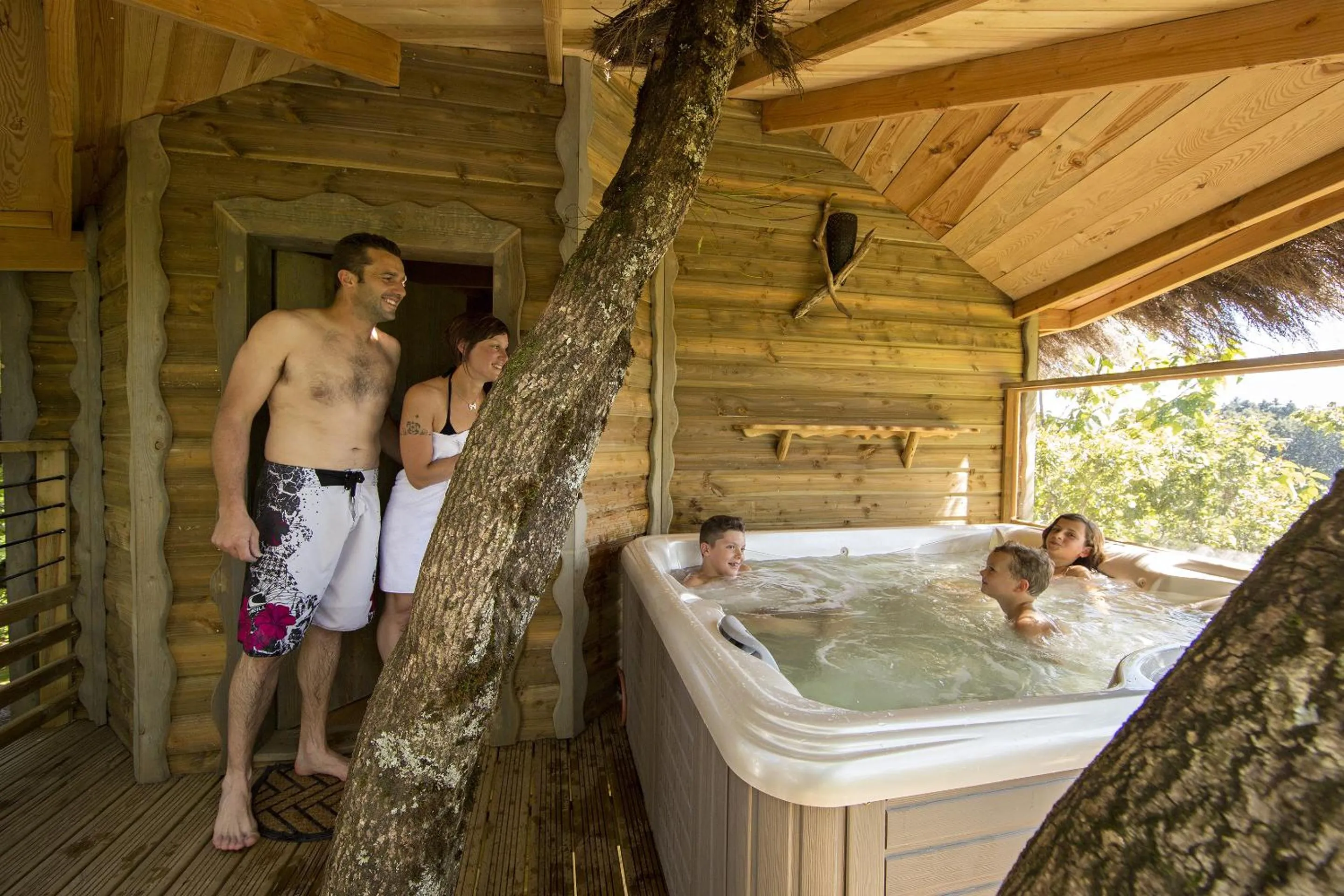 Hot Tub in Auberge La Tomette, The Originals Relais