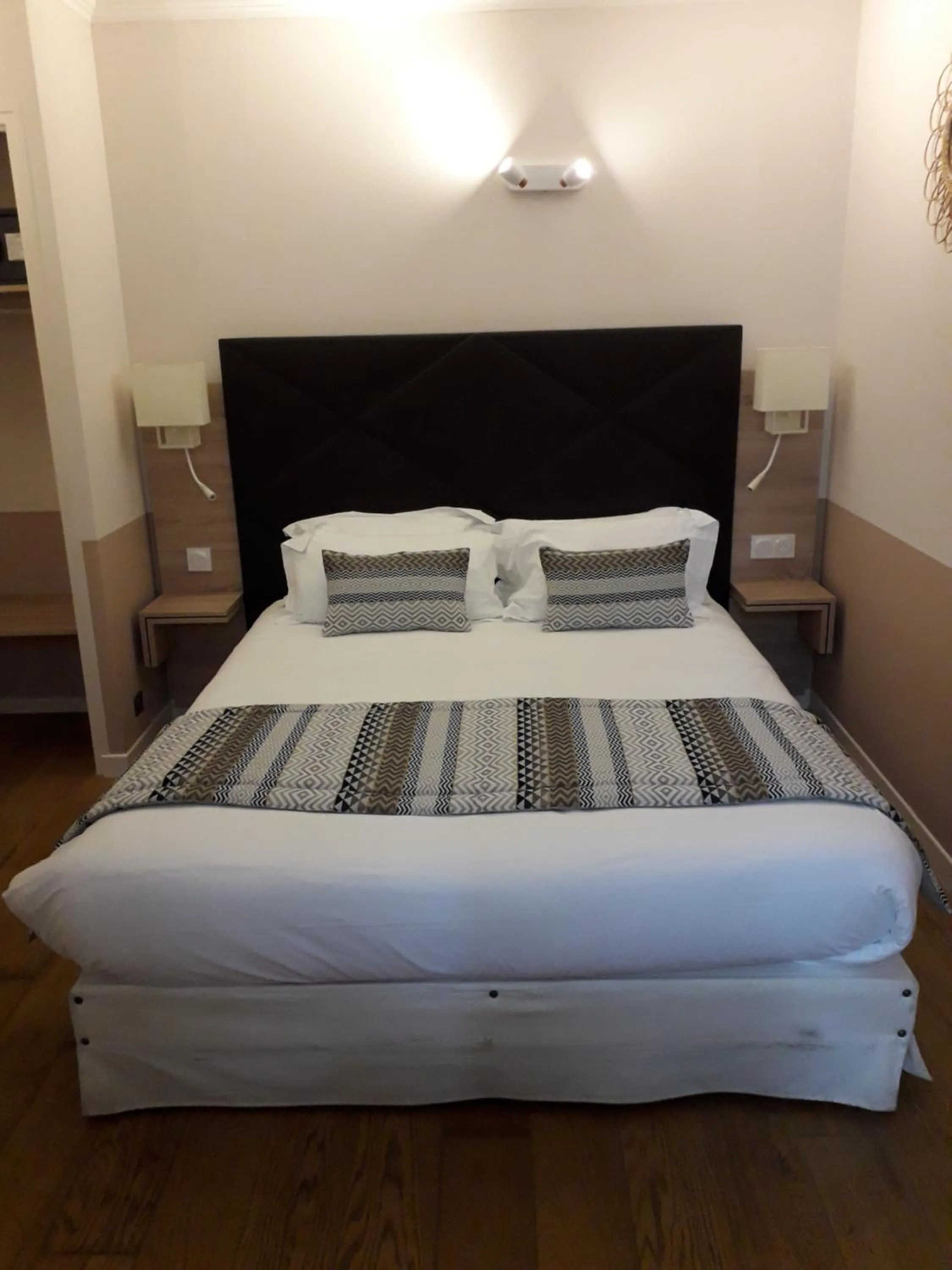 Photo of the whole room, Bed in Auberge La Tomette, The Originals Relais