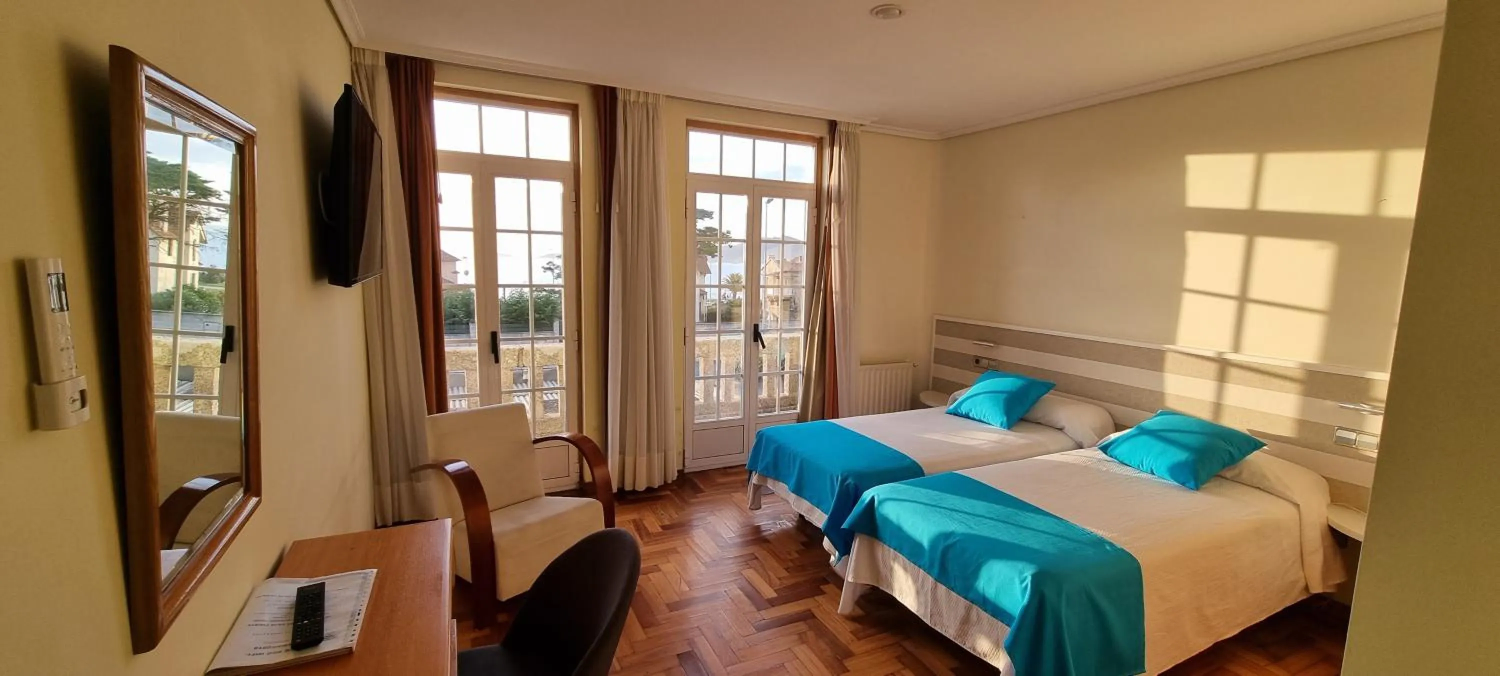 Photo of the whole room, Bed in Hotel Miramar Playa America Nigran