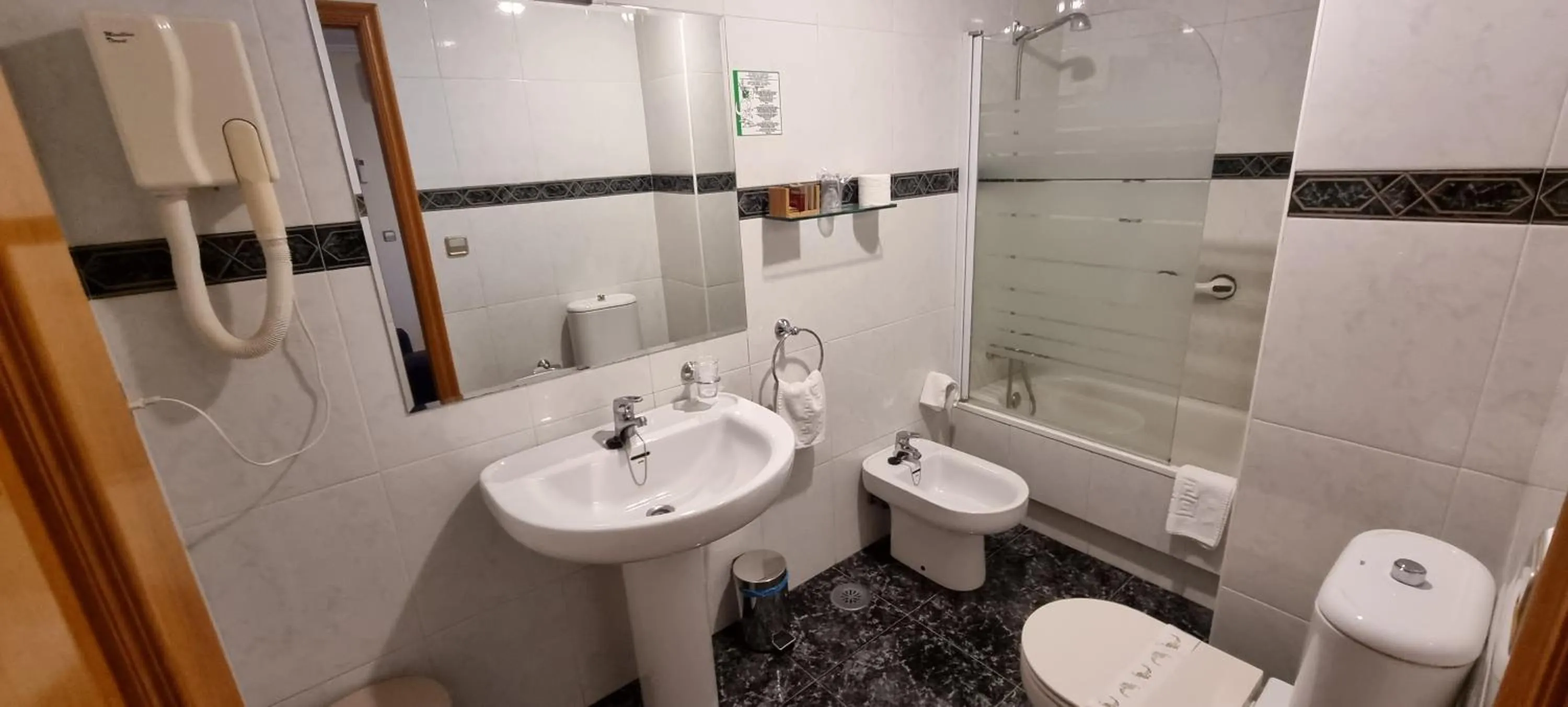 bidet in Hotel Miramar Playa America Nigran