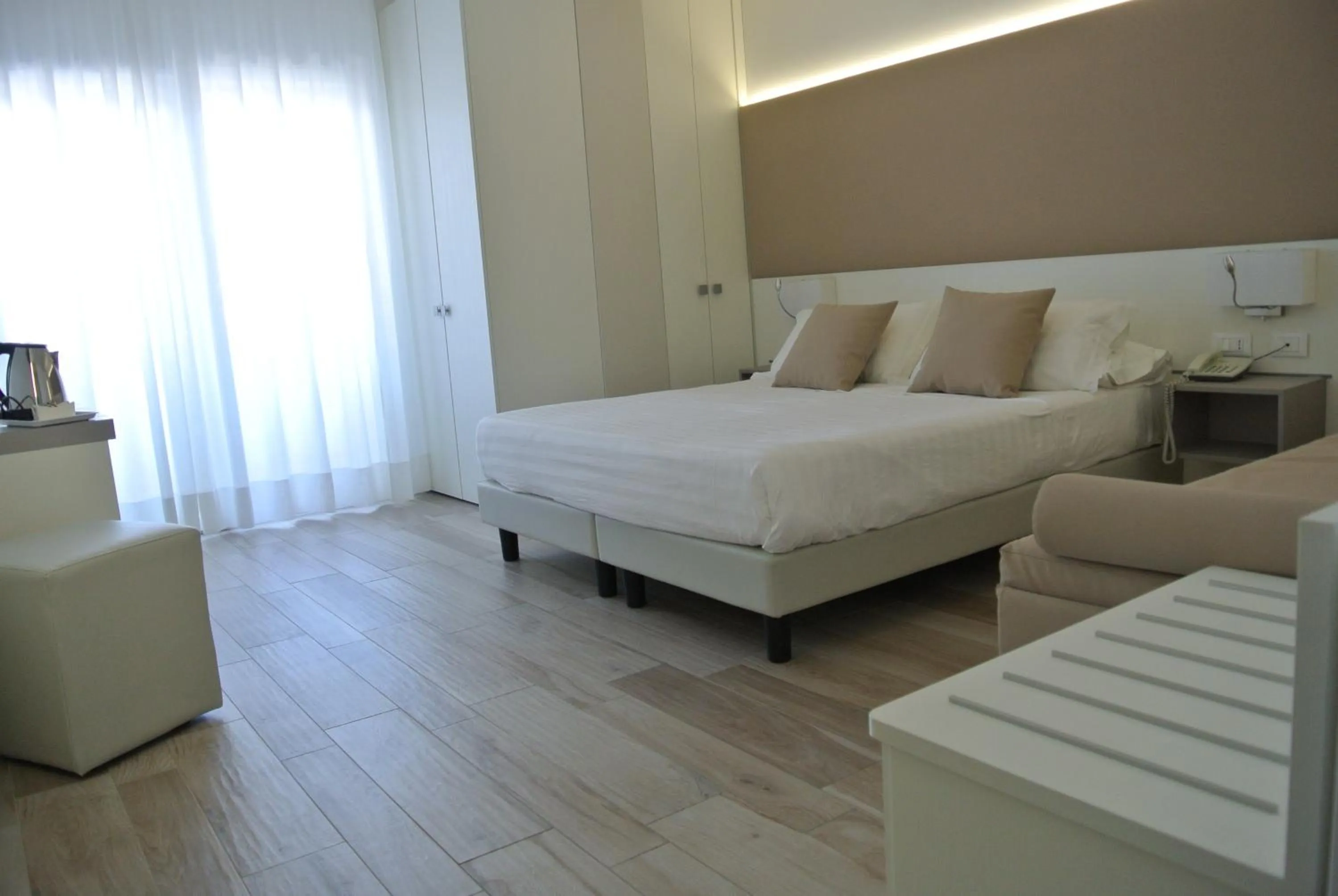 Coffee/tea facilities, Bed in Hotel Bologna