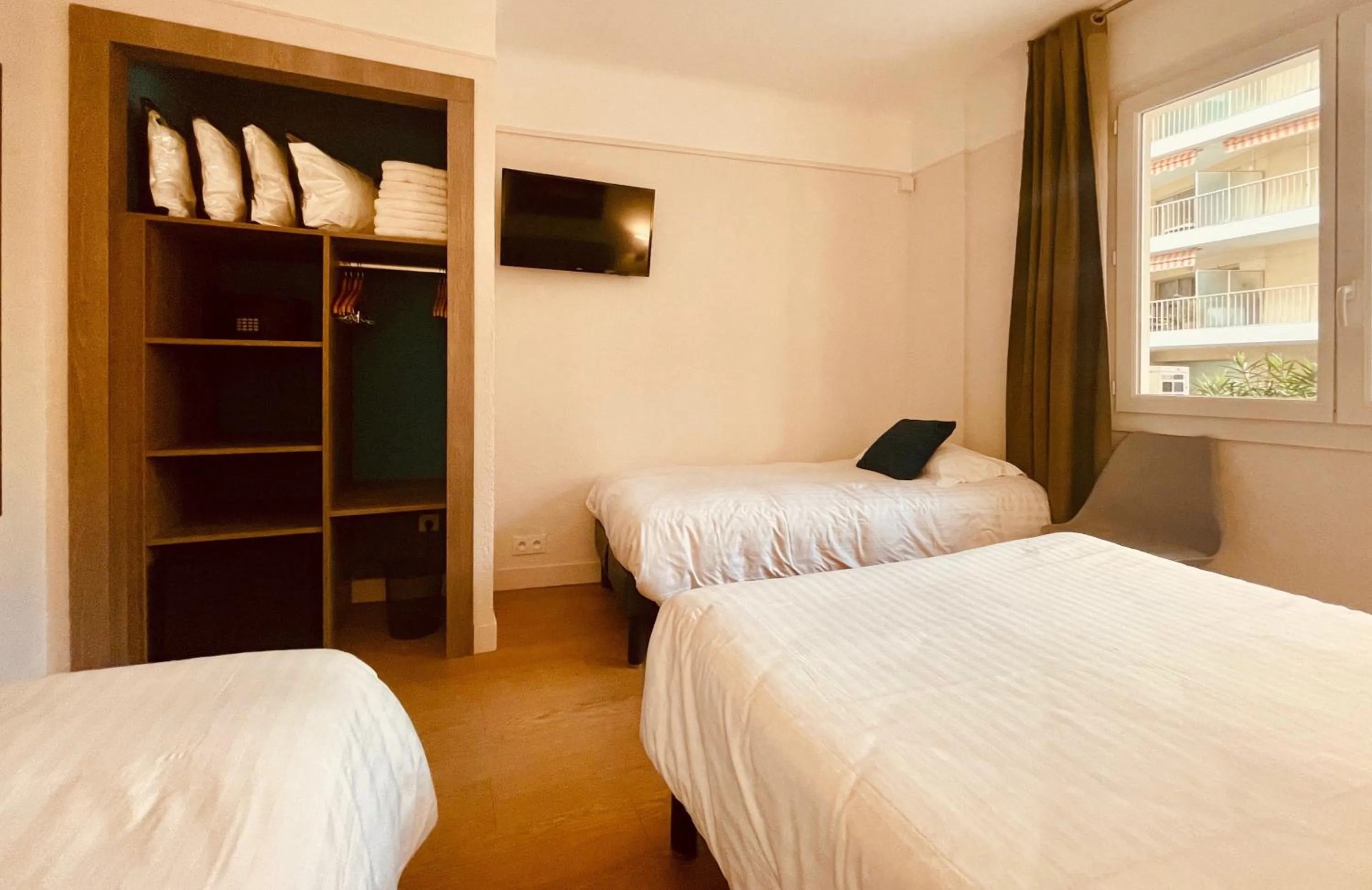 Bedroom, Bed in Hotel Courbet