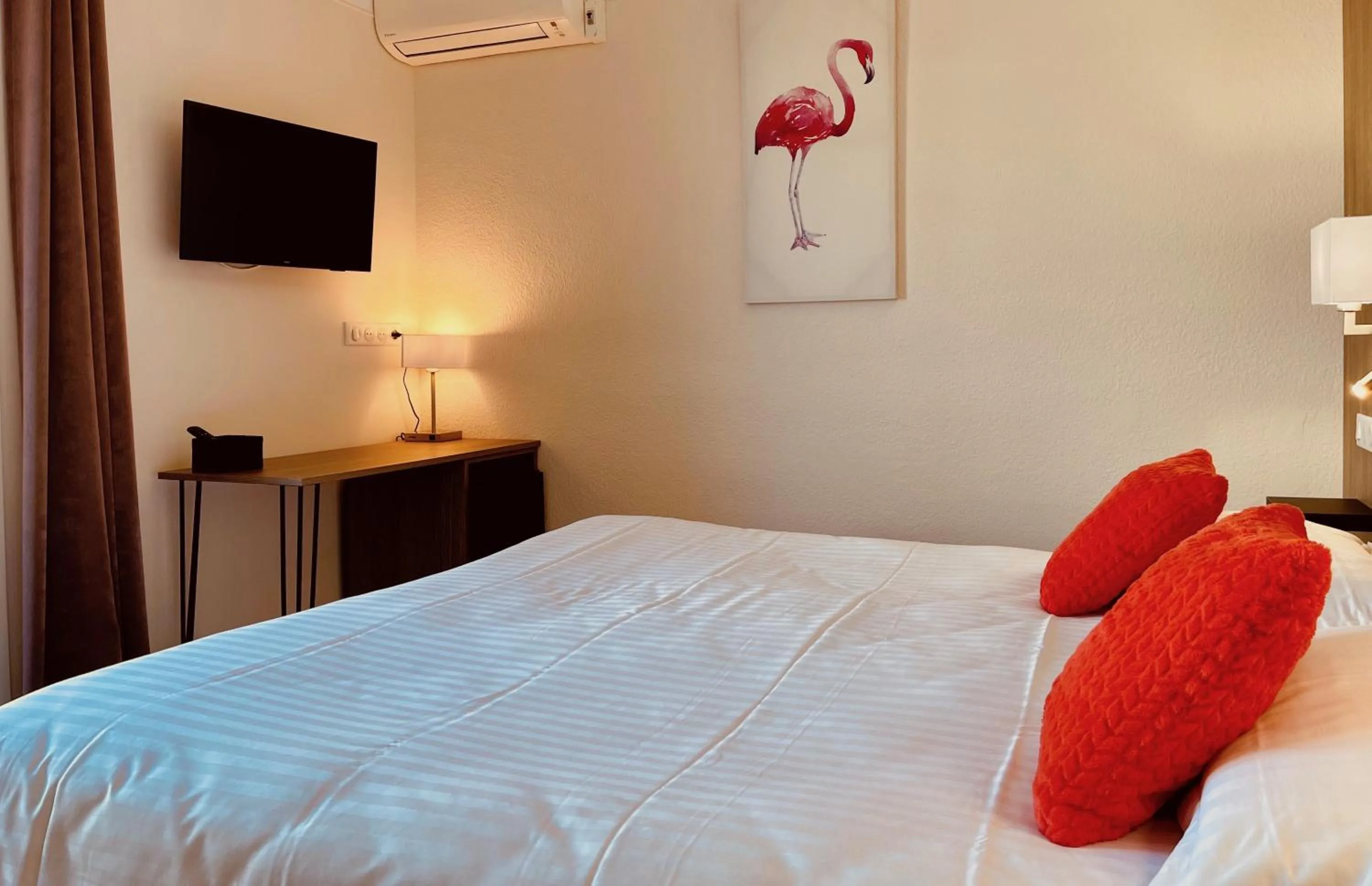 Photo of the whole room, Bed in Hotel Courbet