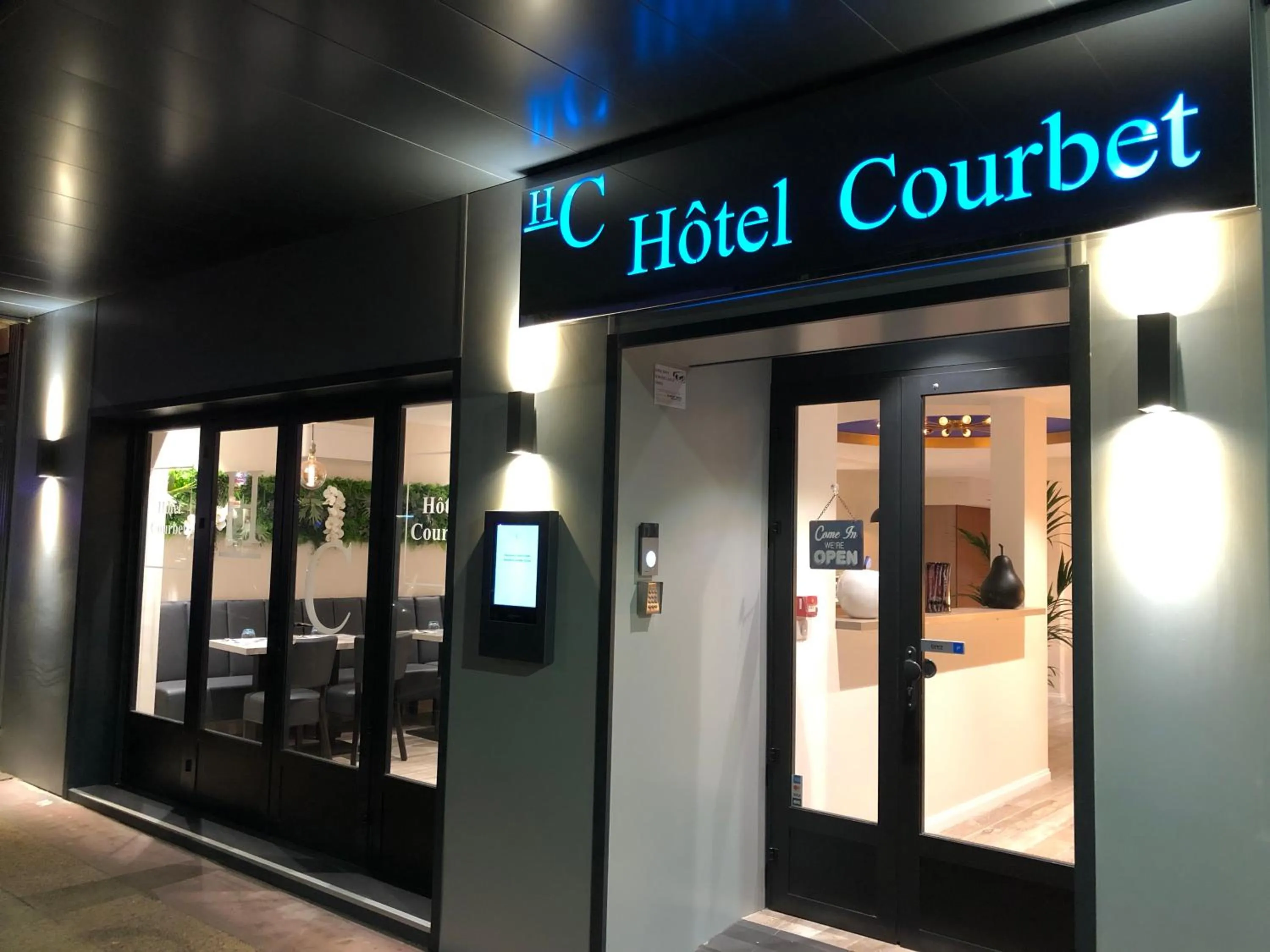 Facade/entrance in Hotel Courbet
