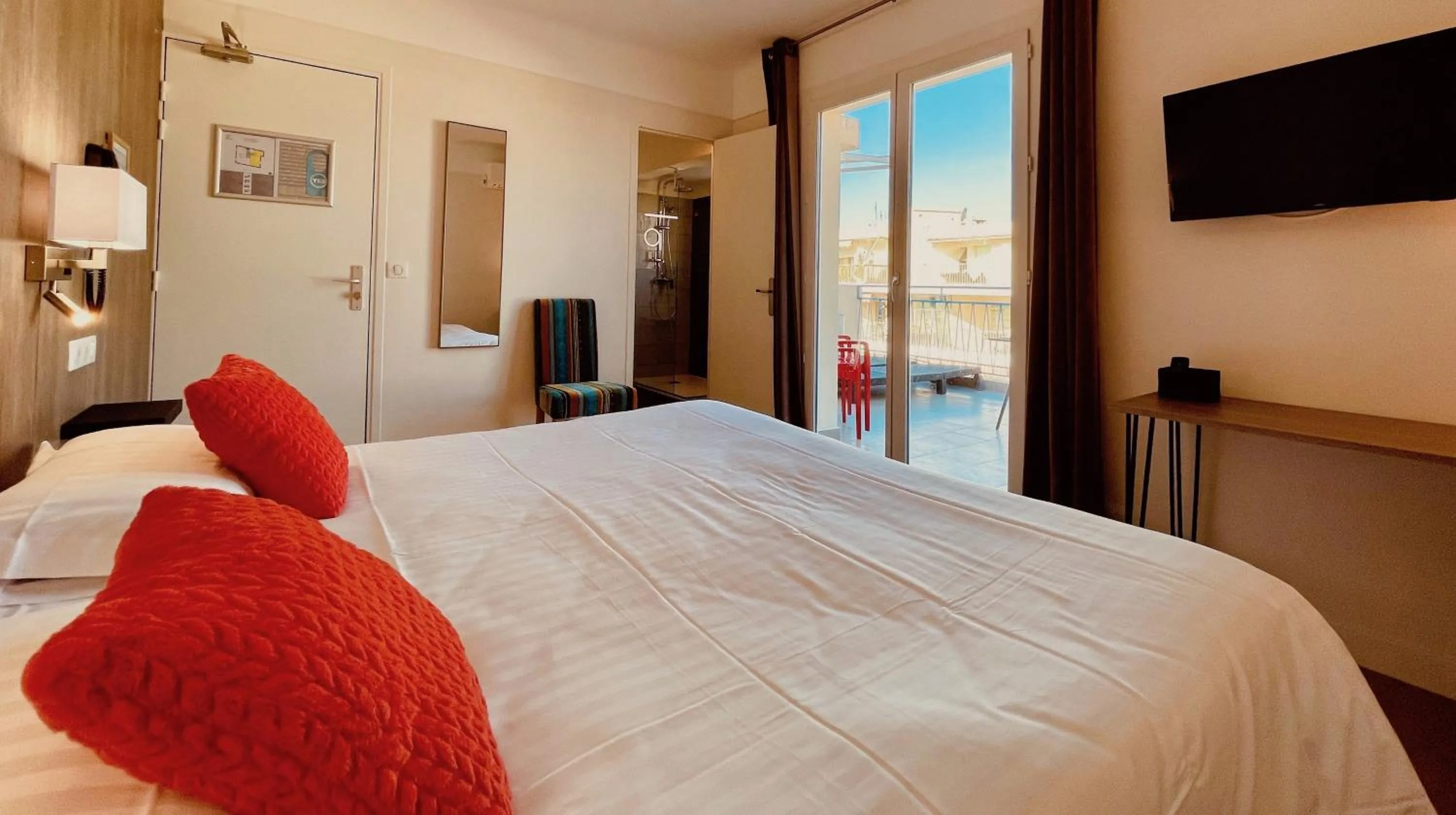 Photo of the whole room, Bed in Hotel Courbet