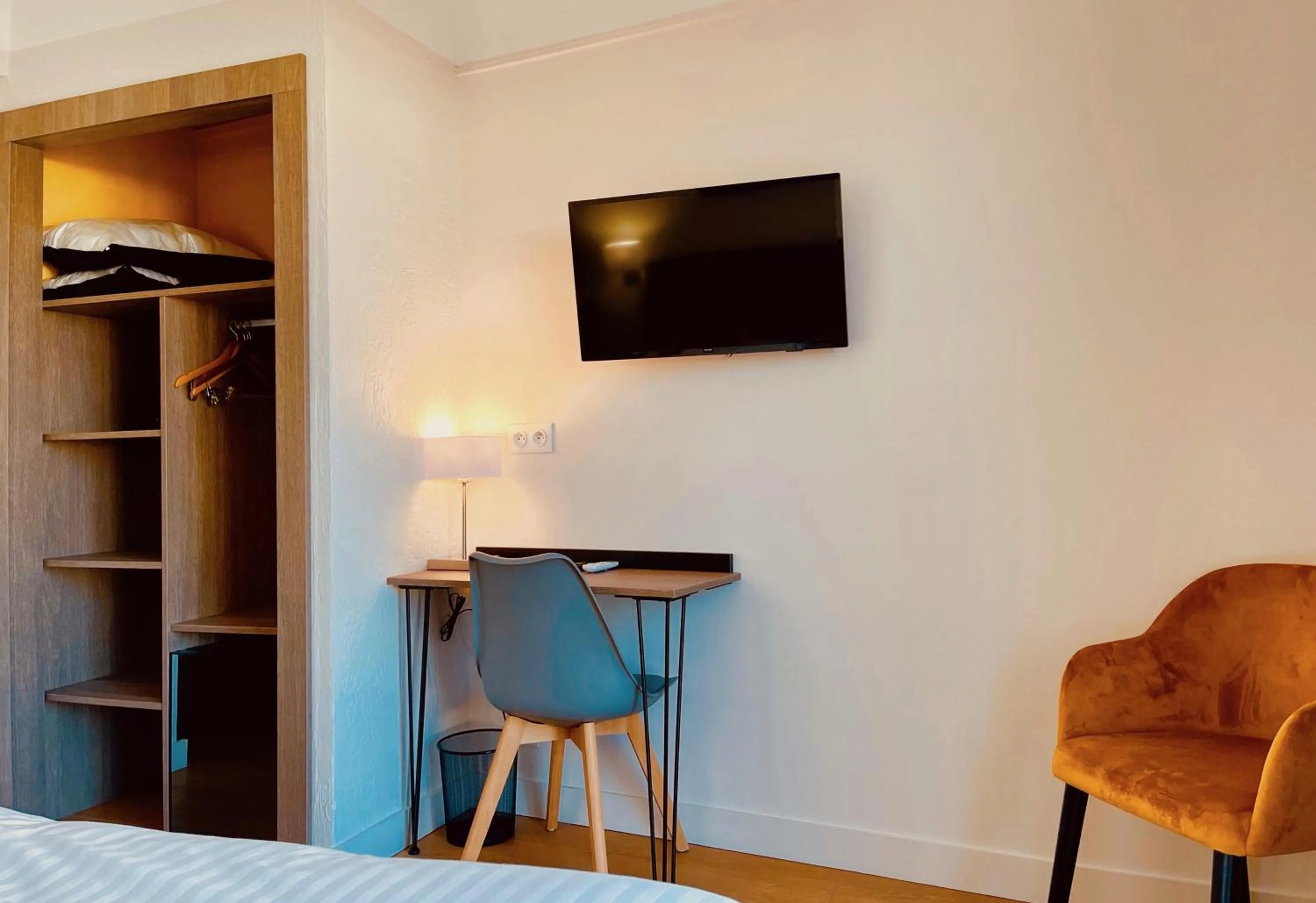 Bedroom, Bed in Hotel Courbet