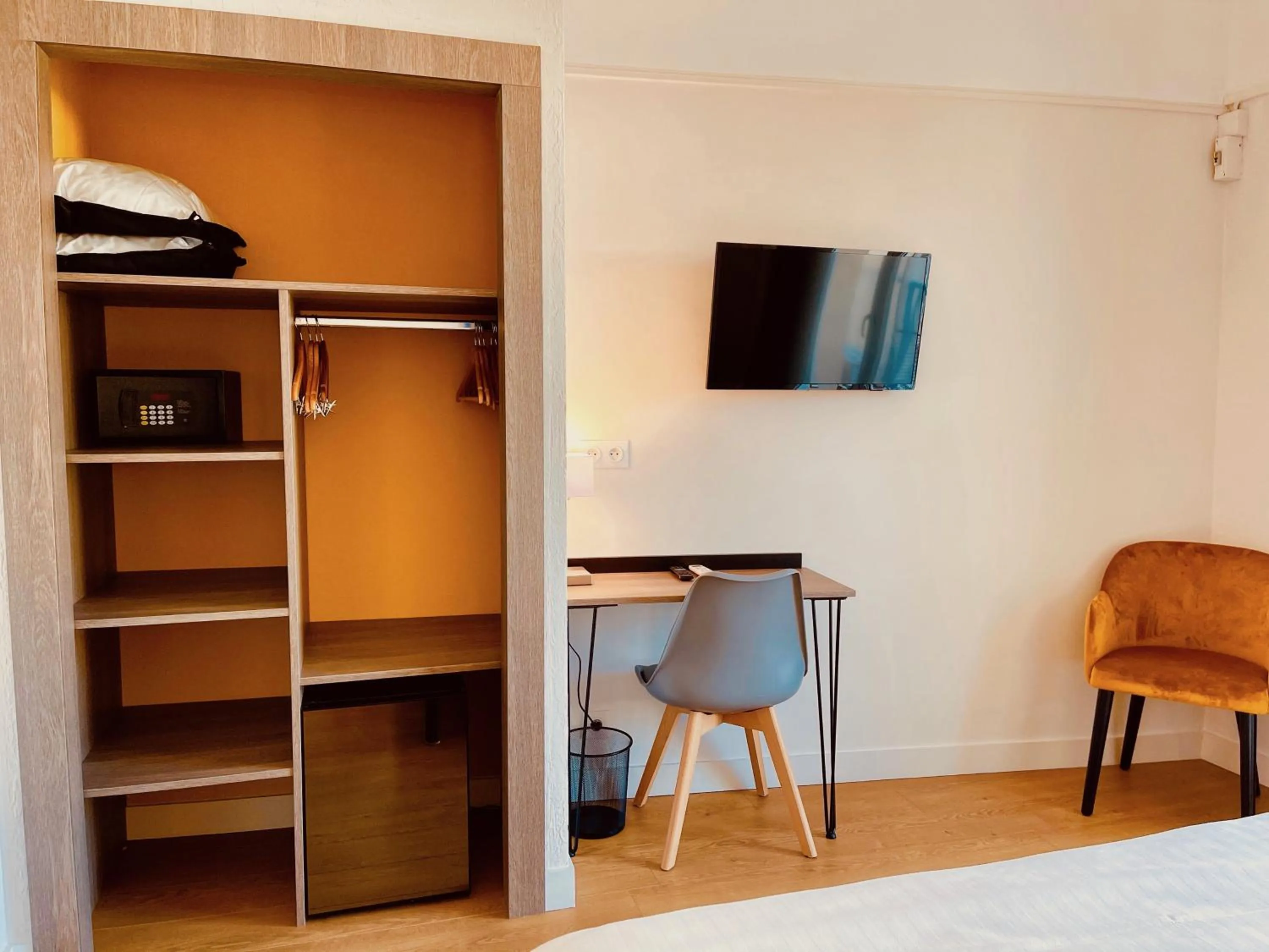 Bedroom, Bed in Hotel Courbet