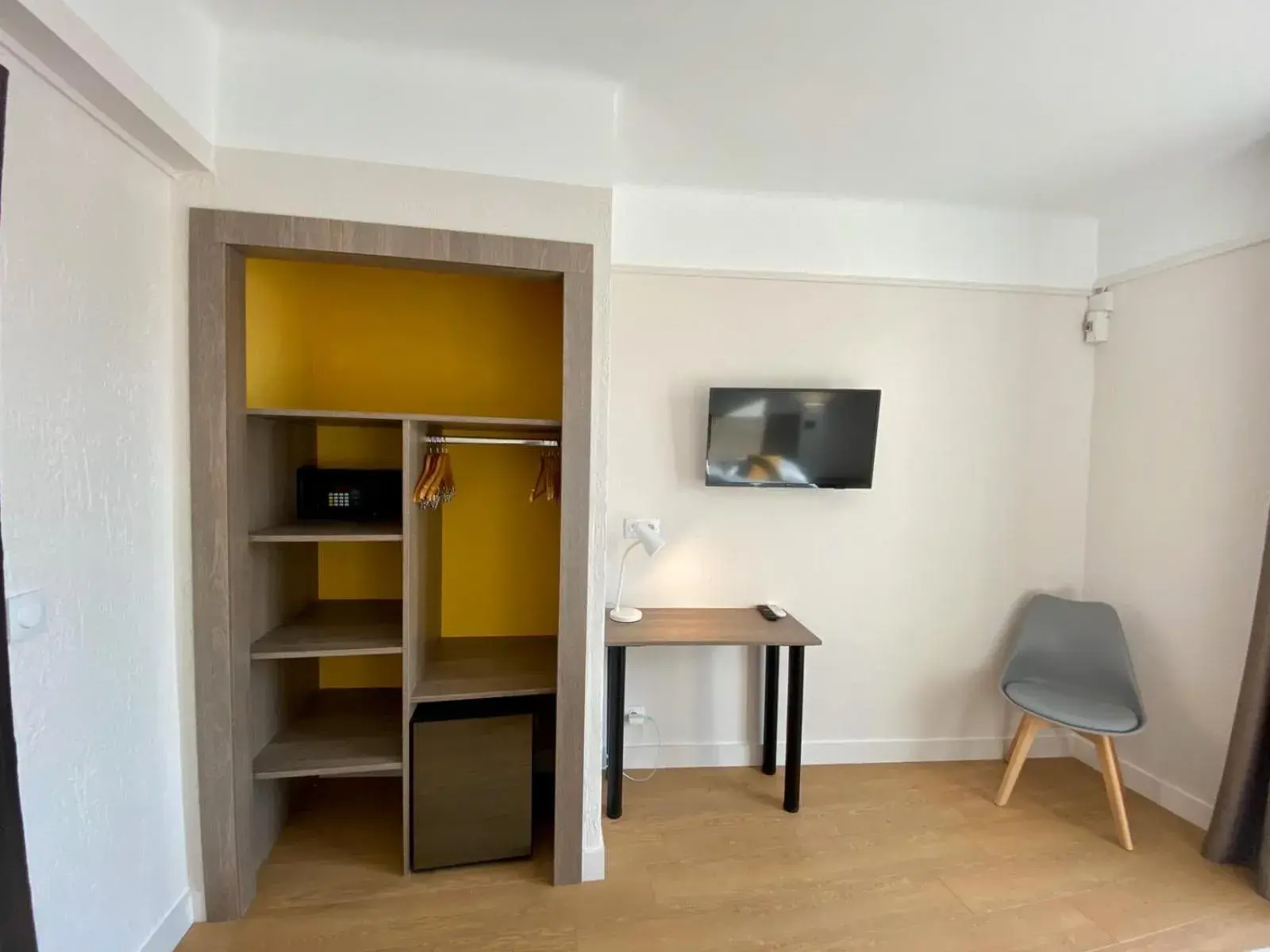 Standard Twin Room in Hotel Courbet Standard Twin Room in Hotel Courbet