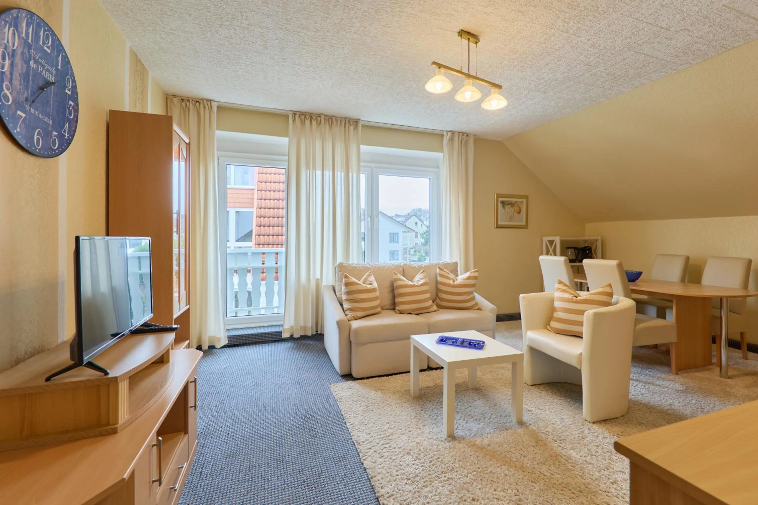 Communal lounge/ TV room in arador CITY Hotel