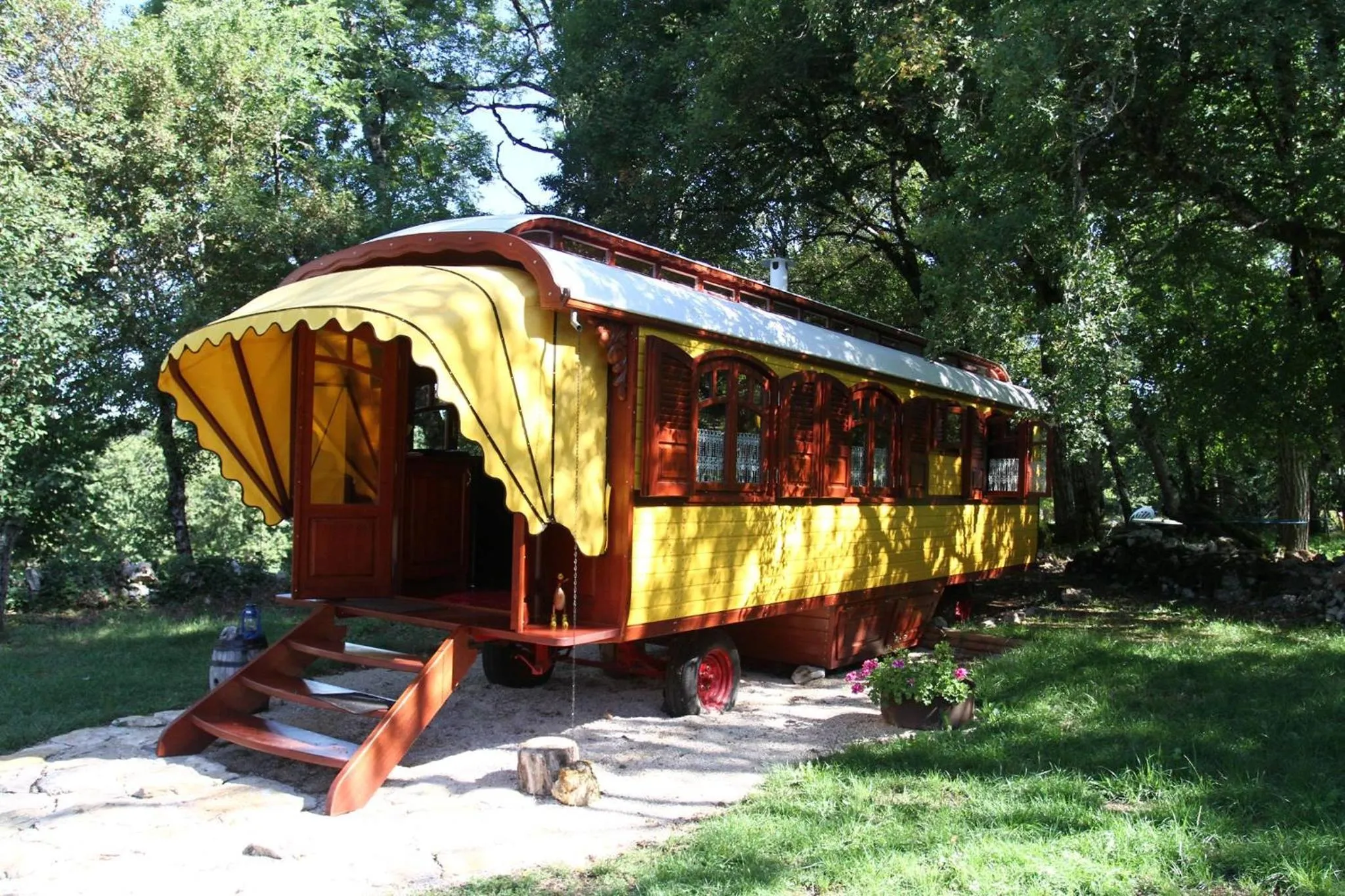Facade/entrance in les roulottes du LOT