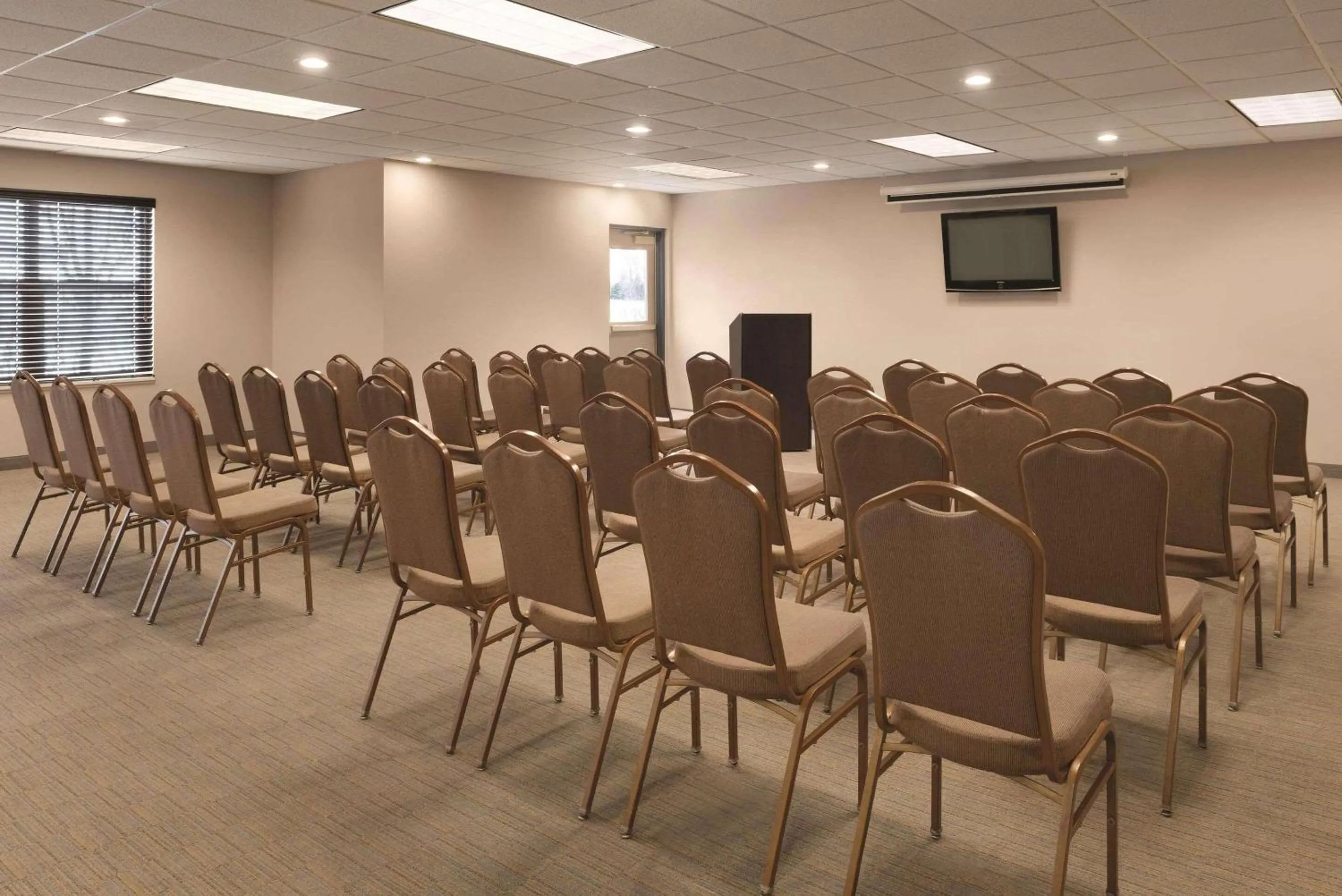 Meeting/conference room in Country Inn & Suites by Radisson, Shoreview-Mounds View, MN