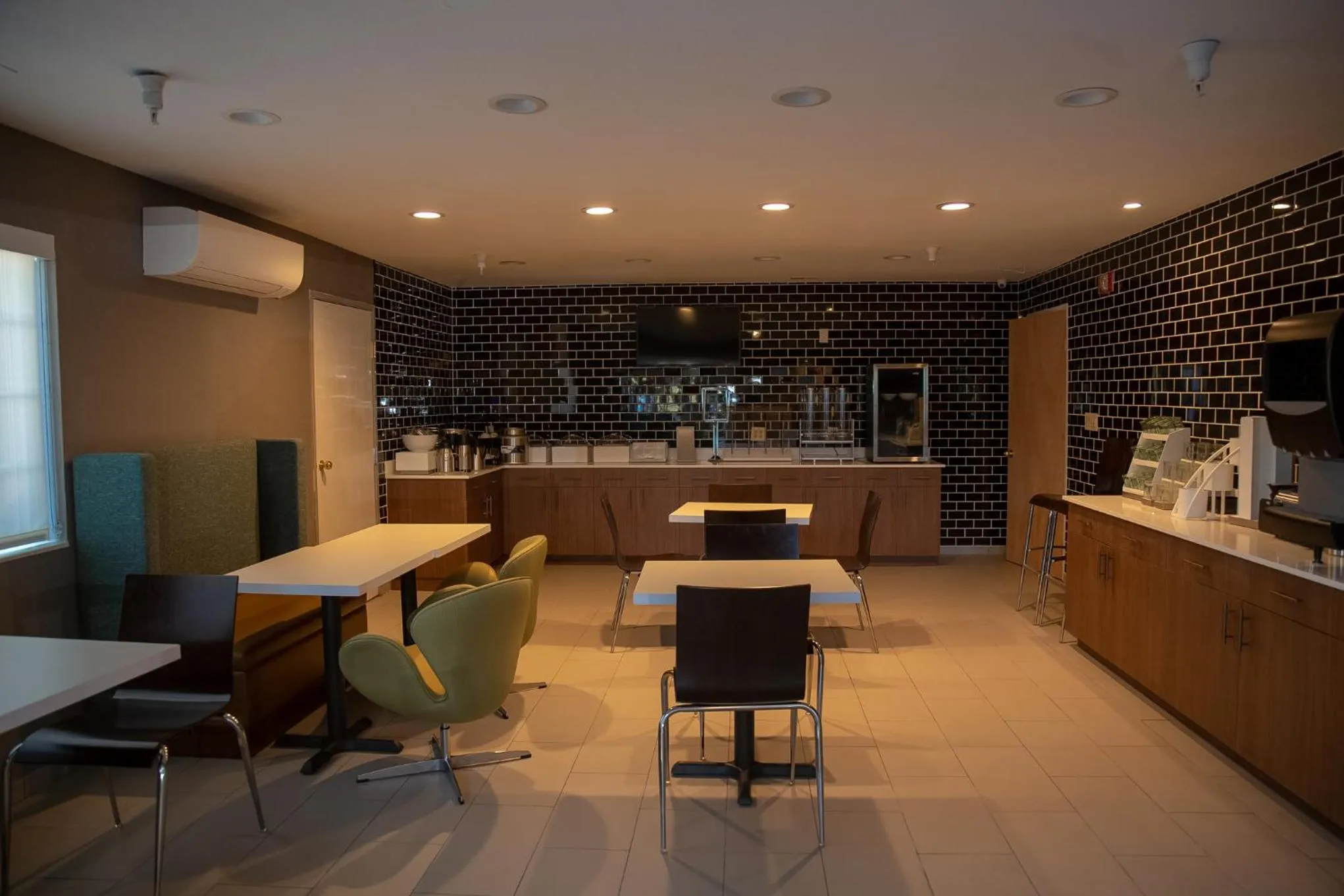 Lounge or bar in Clarion Pointe Indianapolis Airport