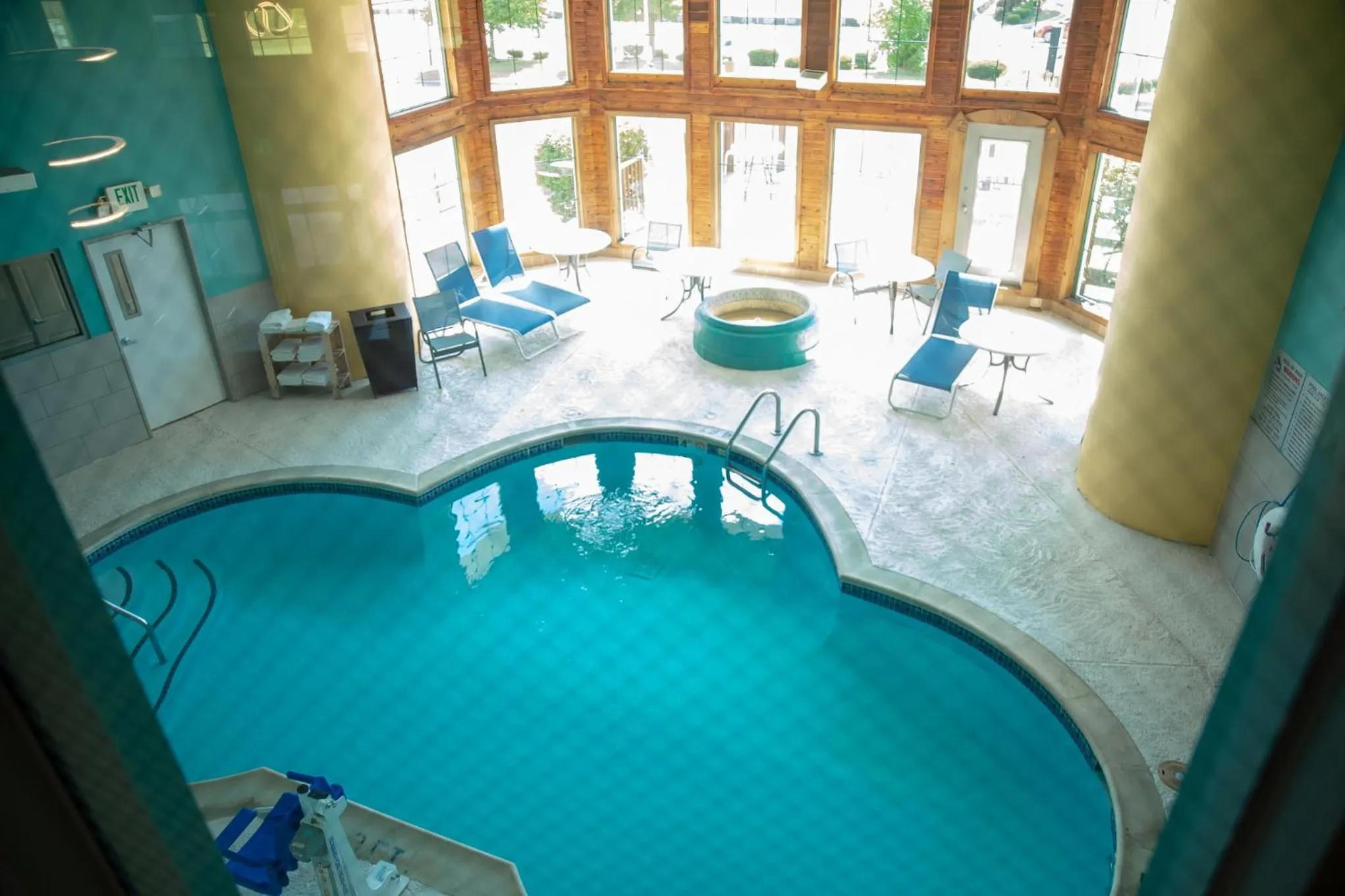 Swimming pool in Clarion Pointe Indianapolis Airport