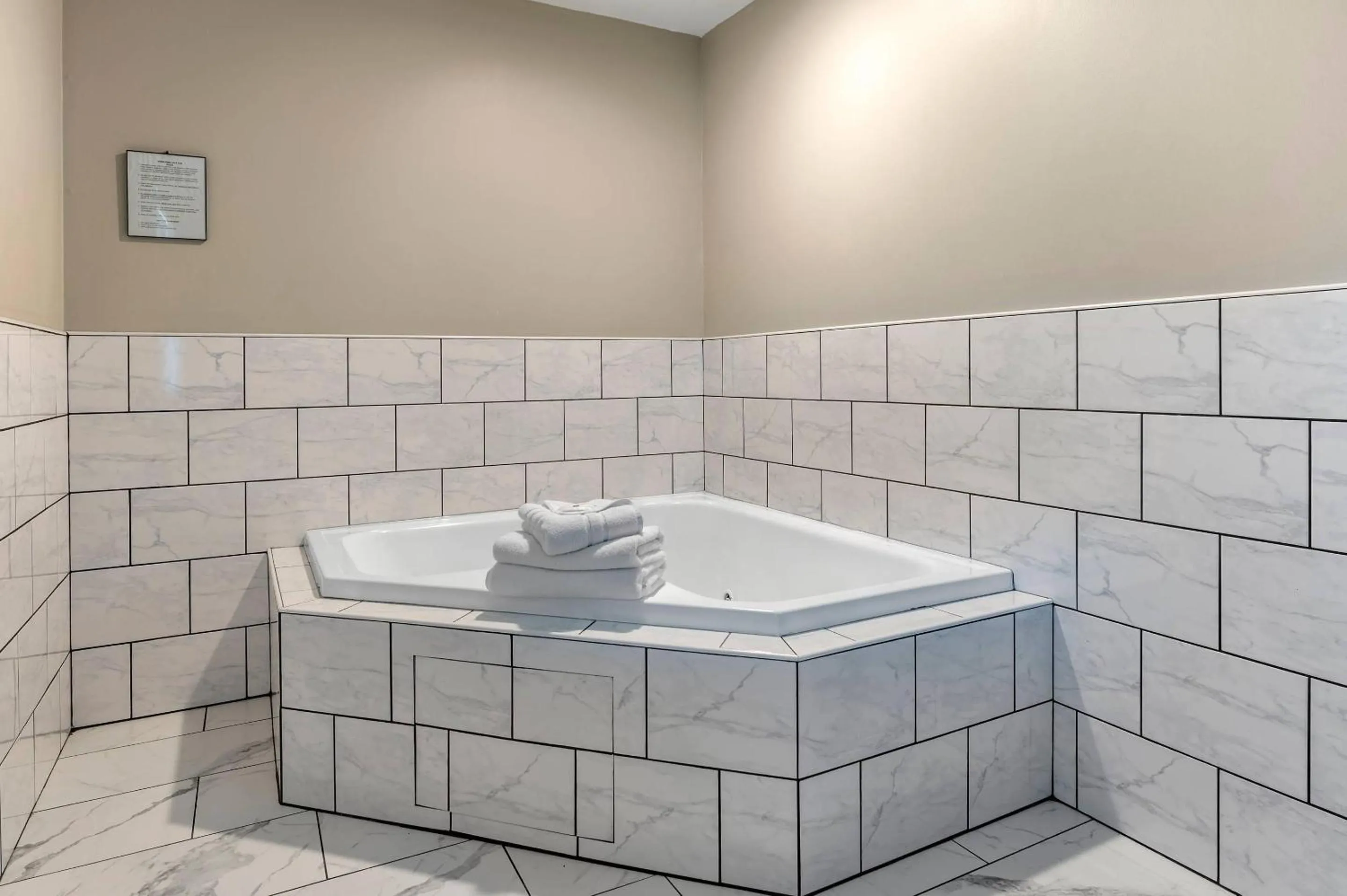 Bedroom in Clarion Pointe Indianapolis Airport