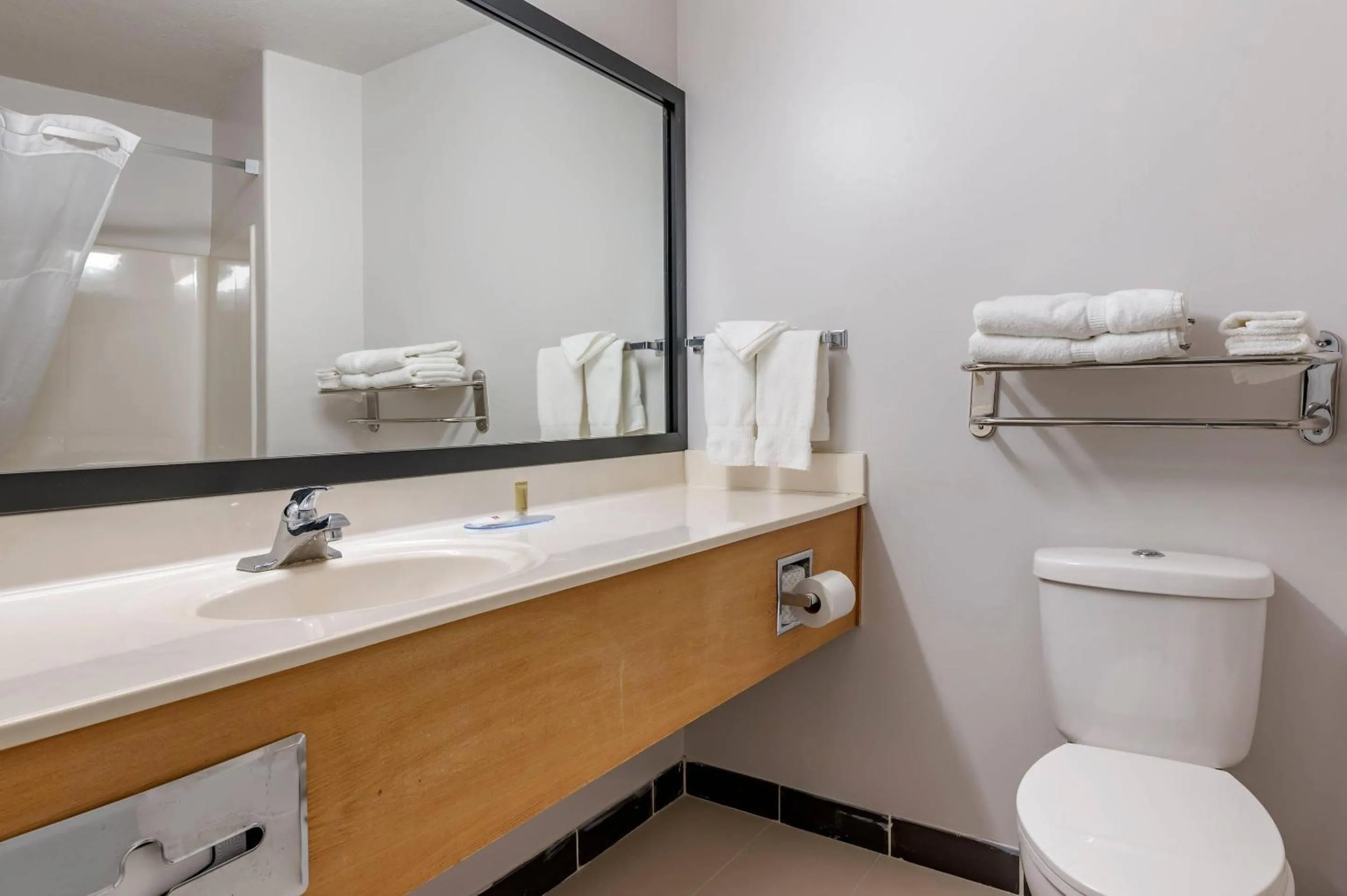 Bedroom in Clarion Pointe Indianapolis Airport