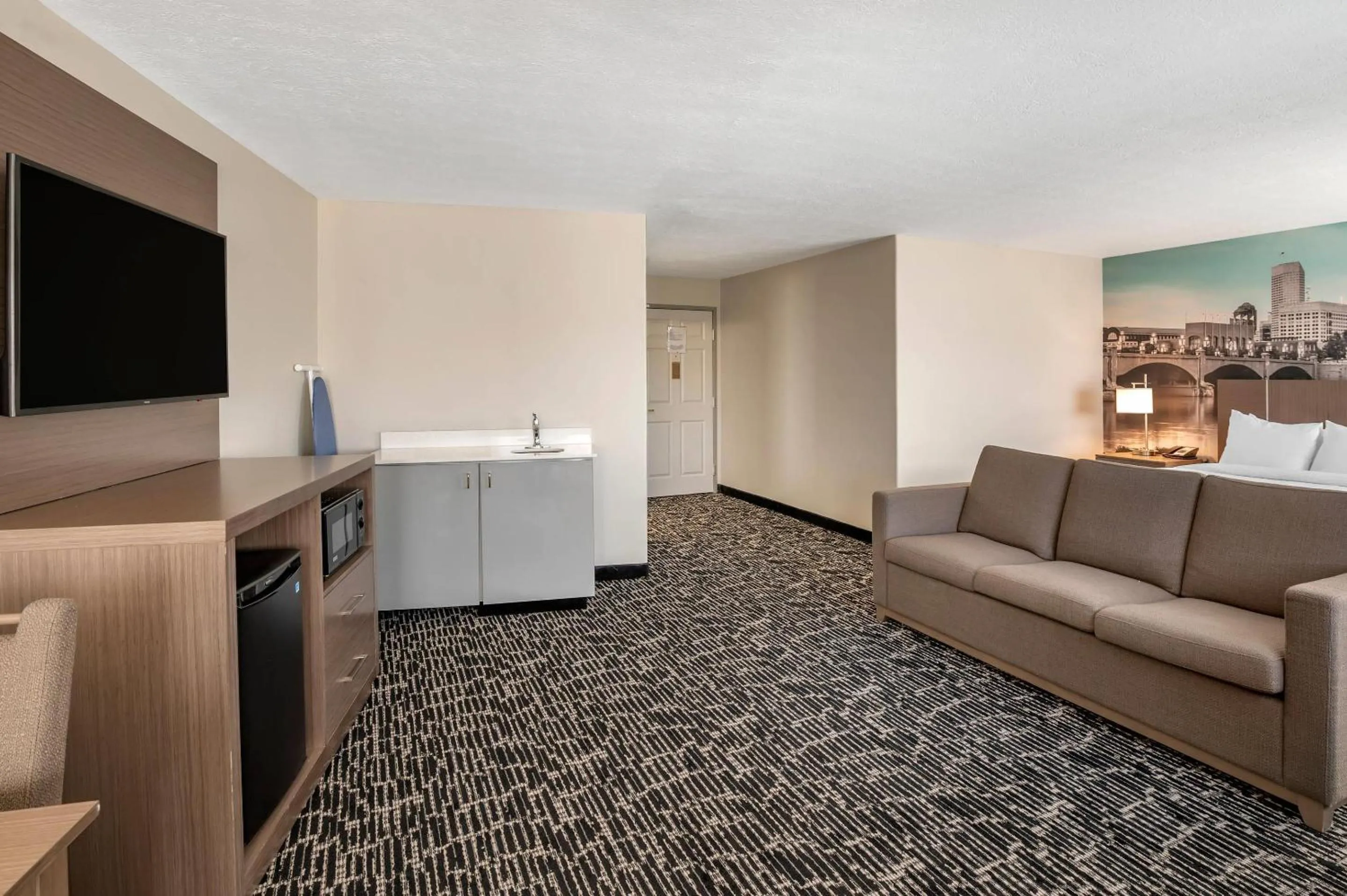 Bedroom in Clarion Pointe Indianapolis Airport