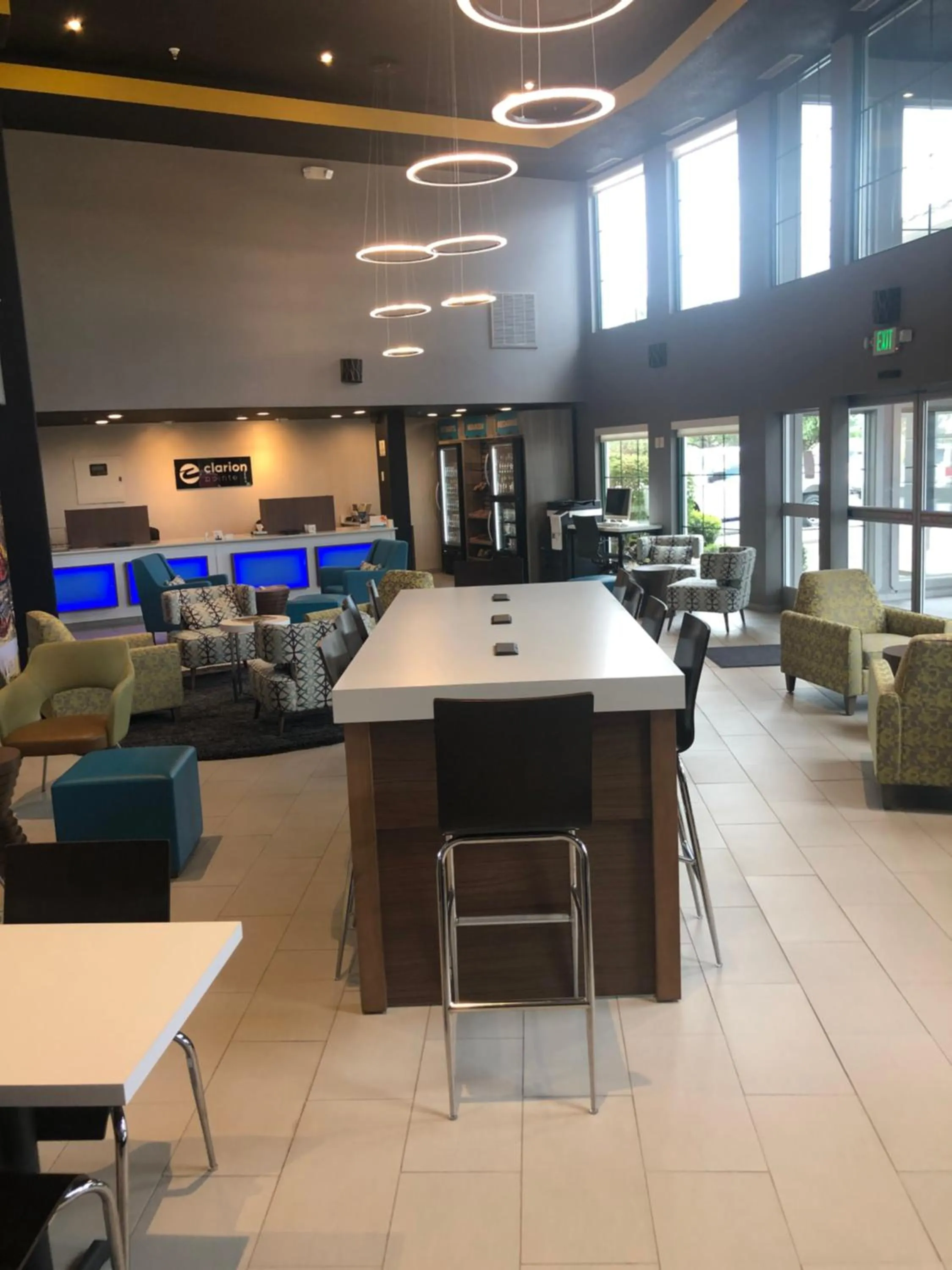 Seating area in Clarion Pointe Indianapolis Airport