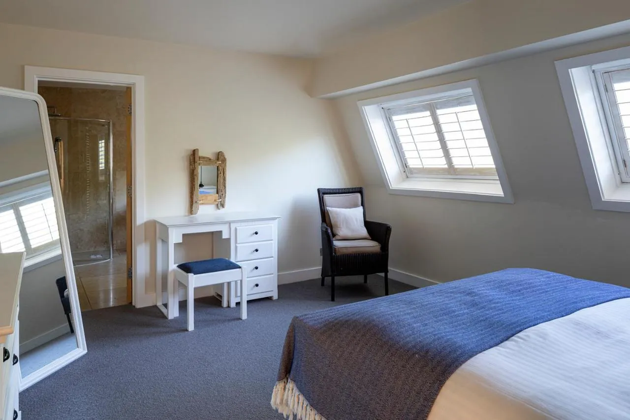 Shower, Bed in South Sands Hotel