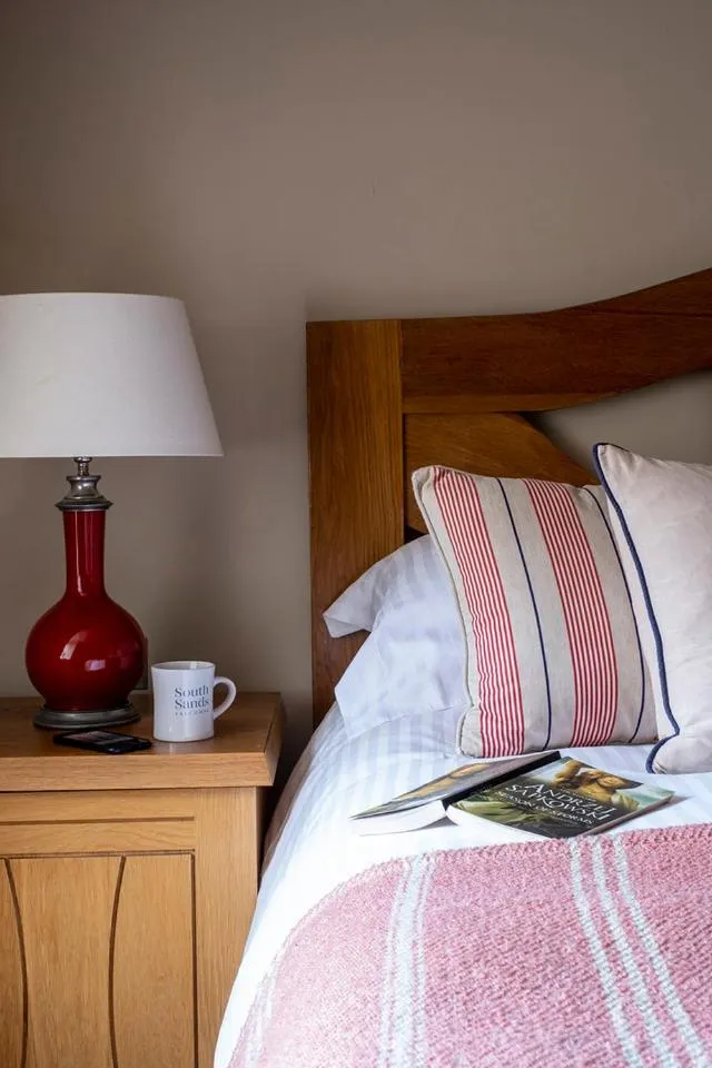 Shower, Bed in South Sands Hotel