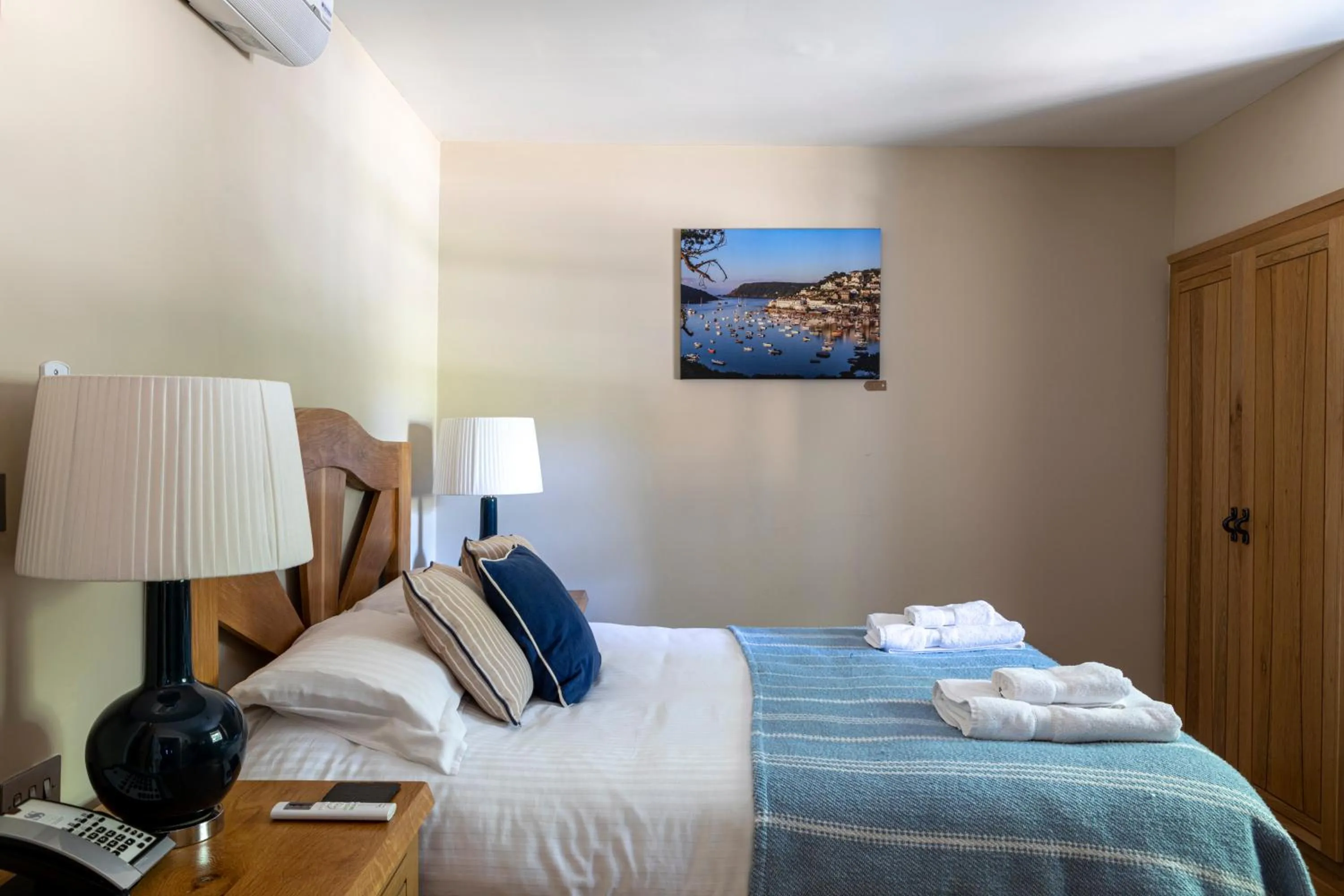 Shower, Bed in South Sands Hotel