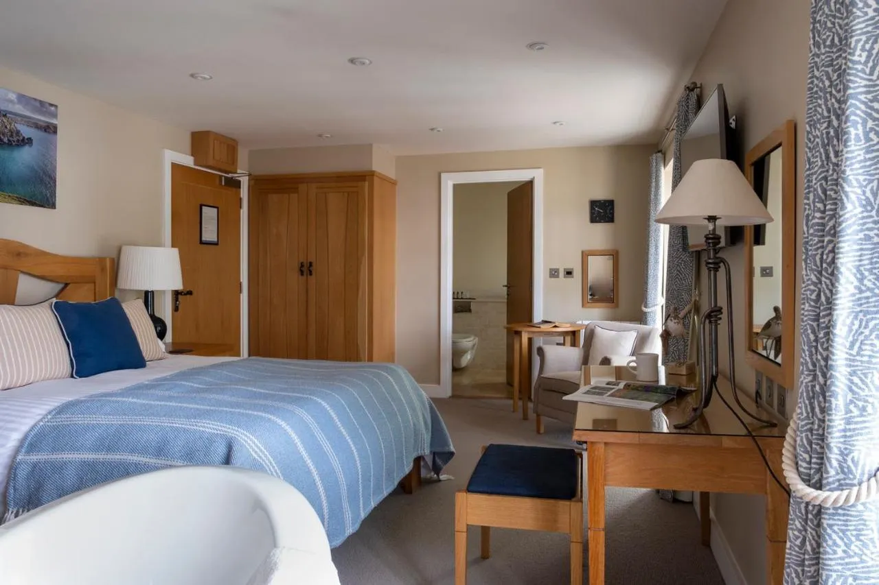 Shower, Bed in South Sands Hotel