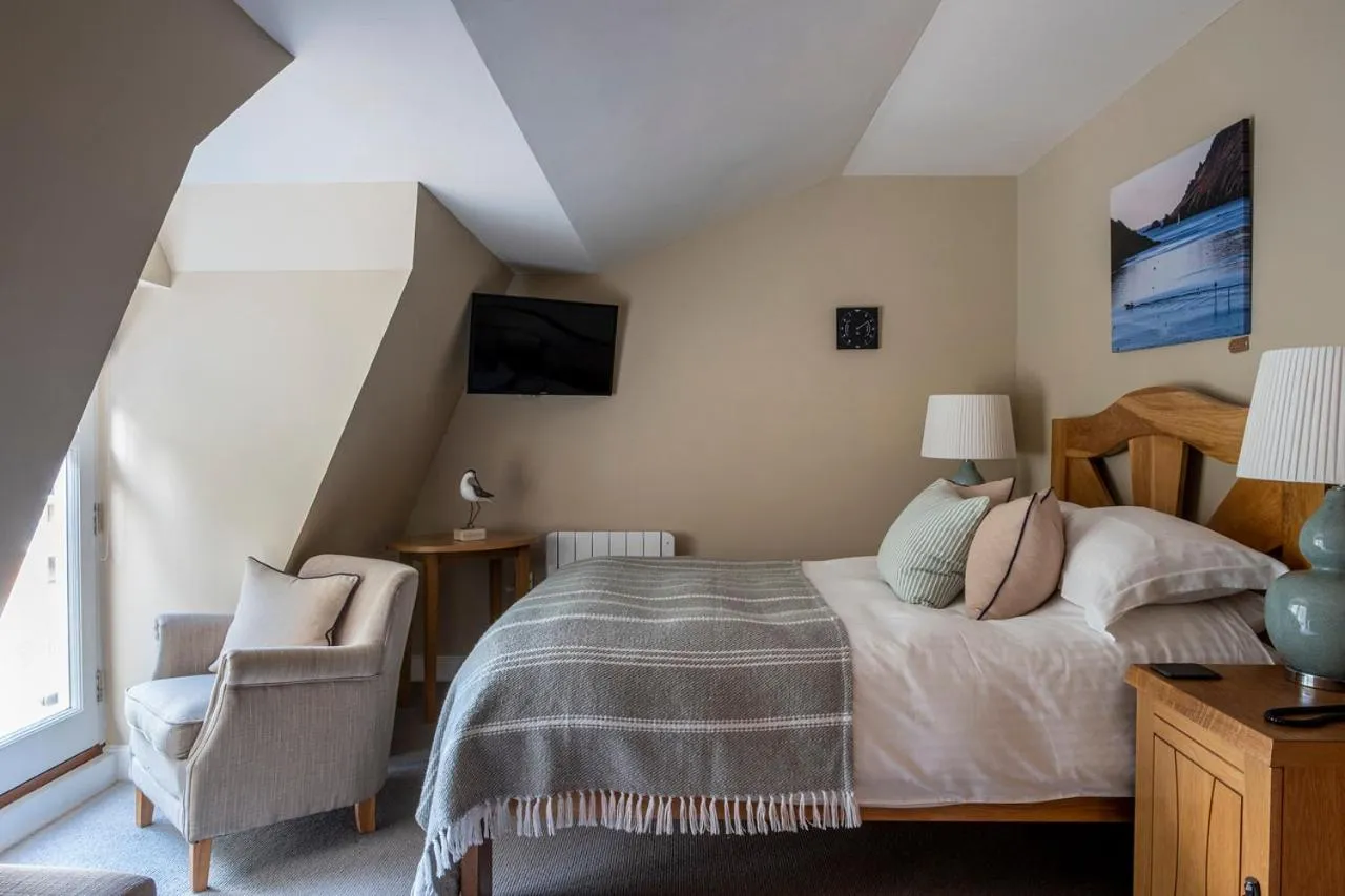 Shower, Bed in South Sands Hotel