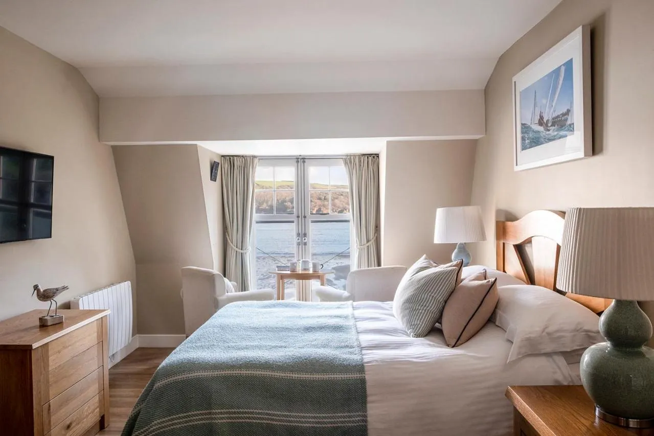 Shower, Bed in South Sands Hotel