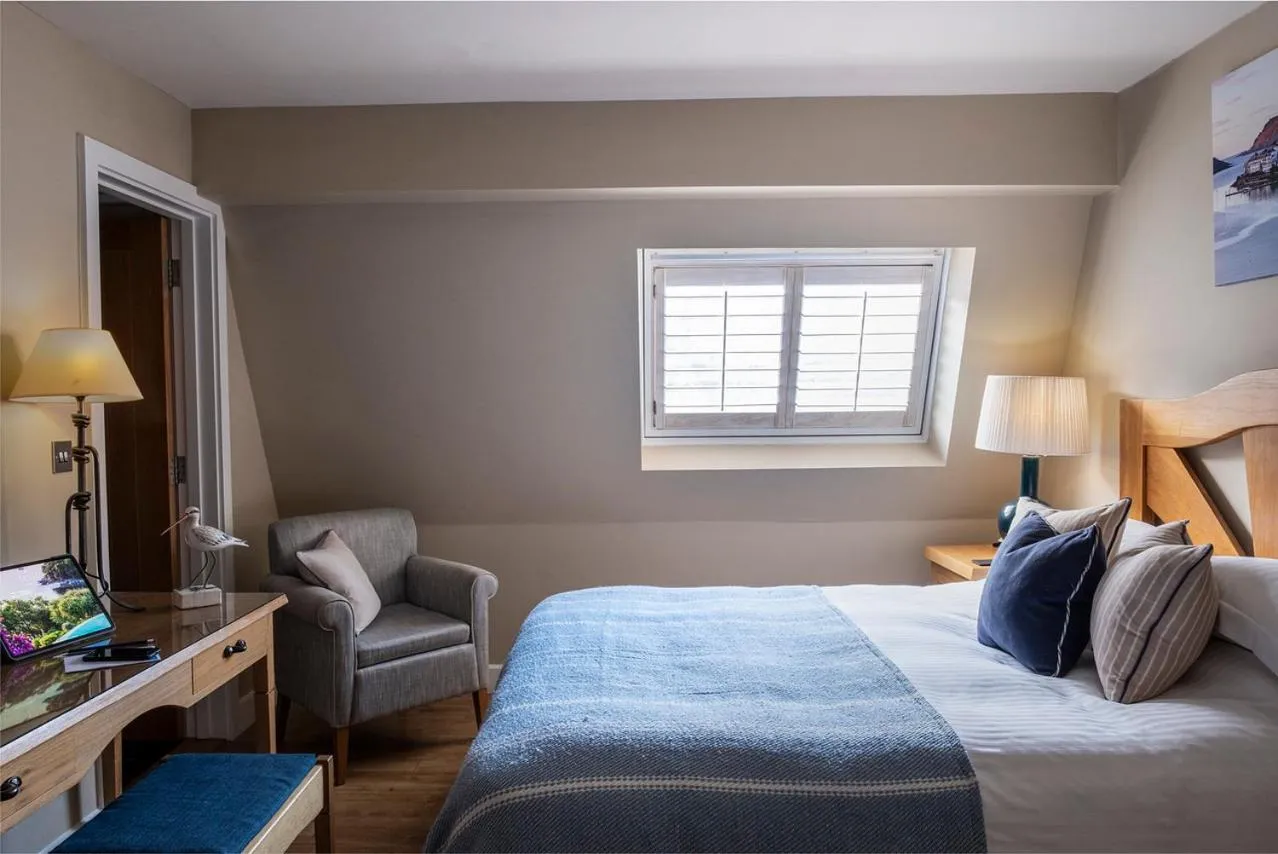 Shower, Bed in South Sands Hotel