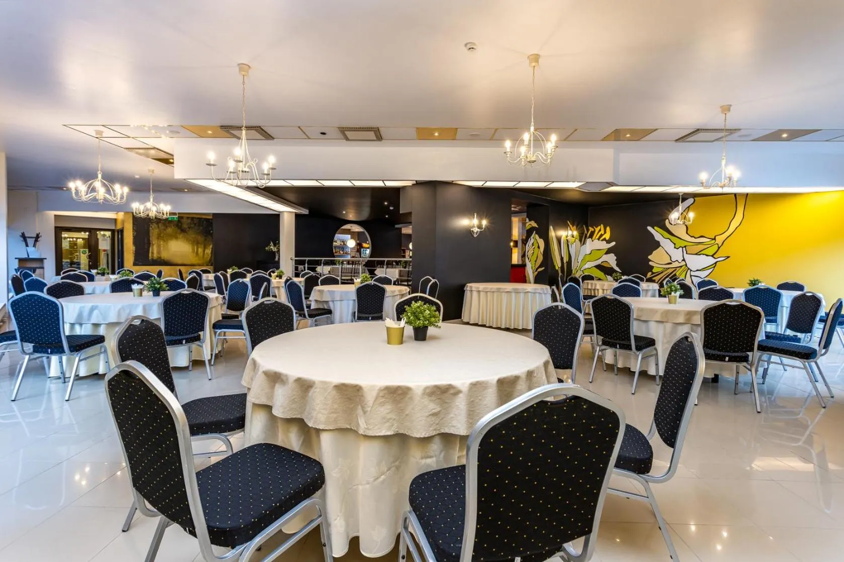 Restaurant/places to eat in Hotel Dzingel