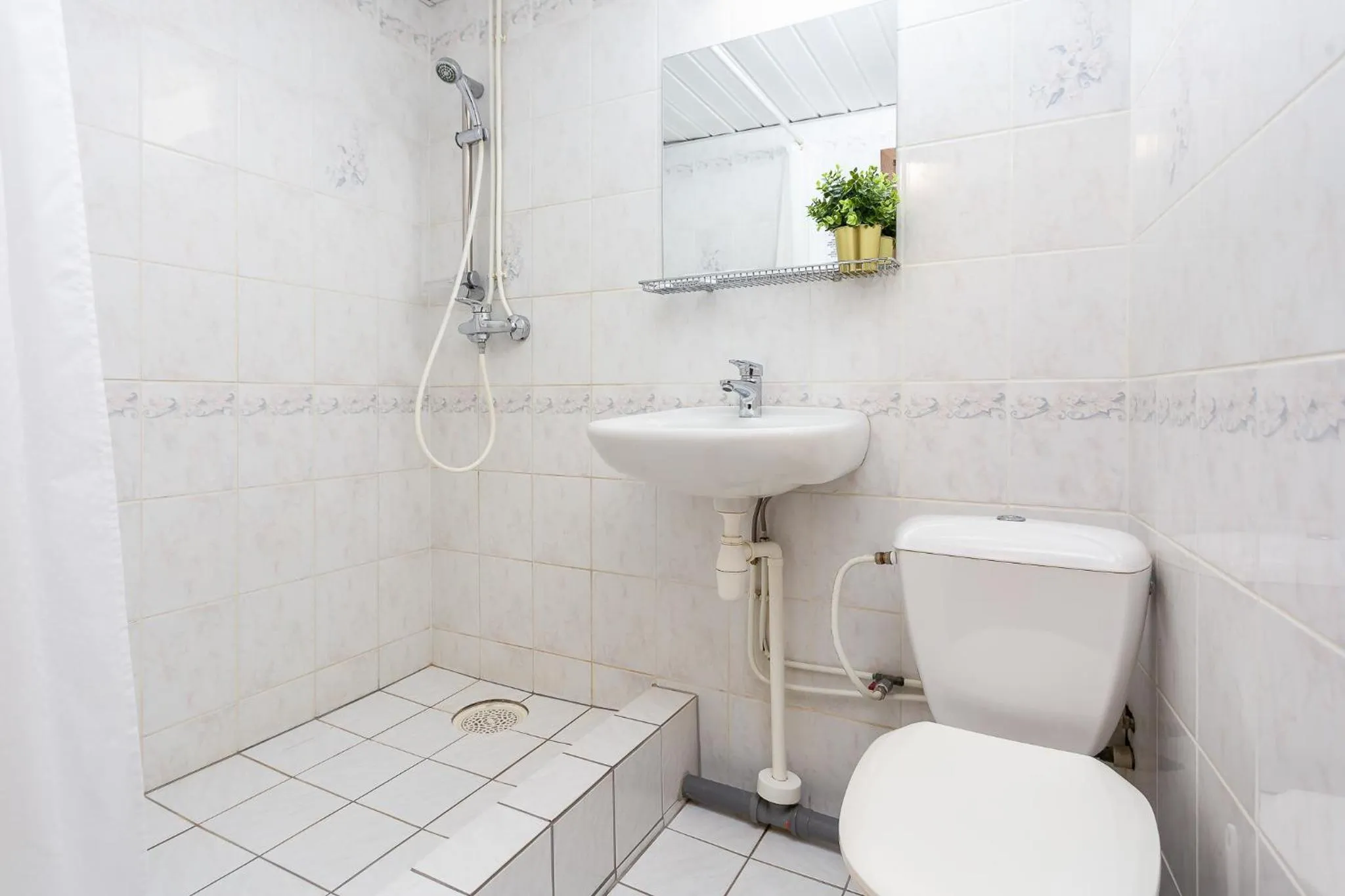 Shower in Hotel Dzingel