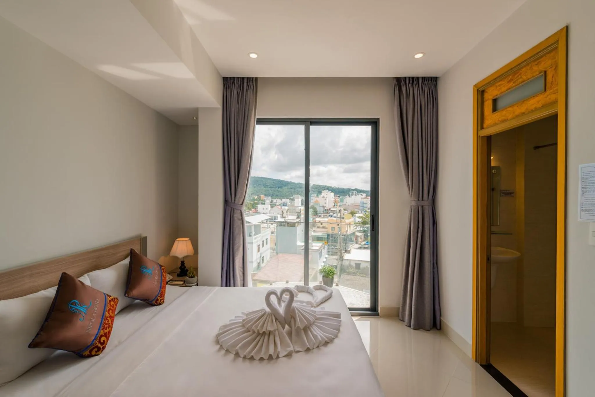 Bed in Nipola Hotel - Chợ Đêm Dương Đông Phú Quốc