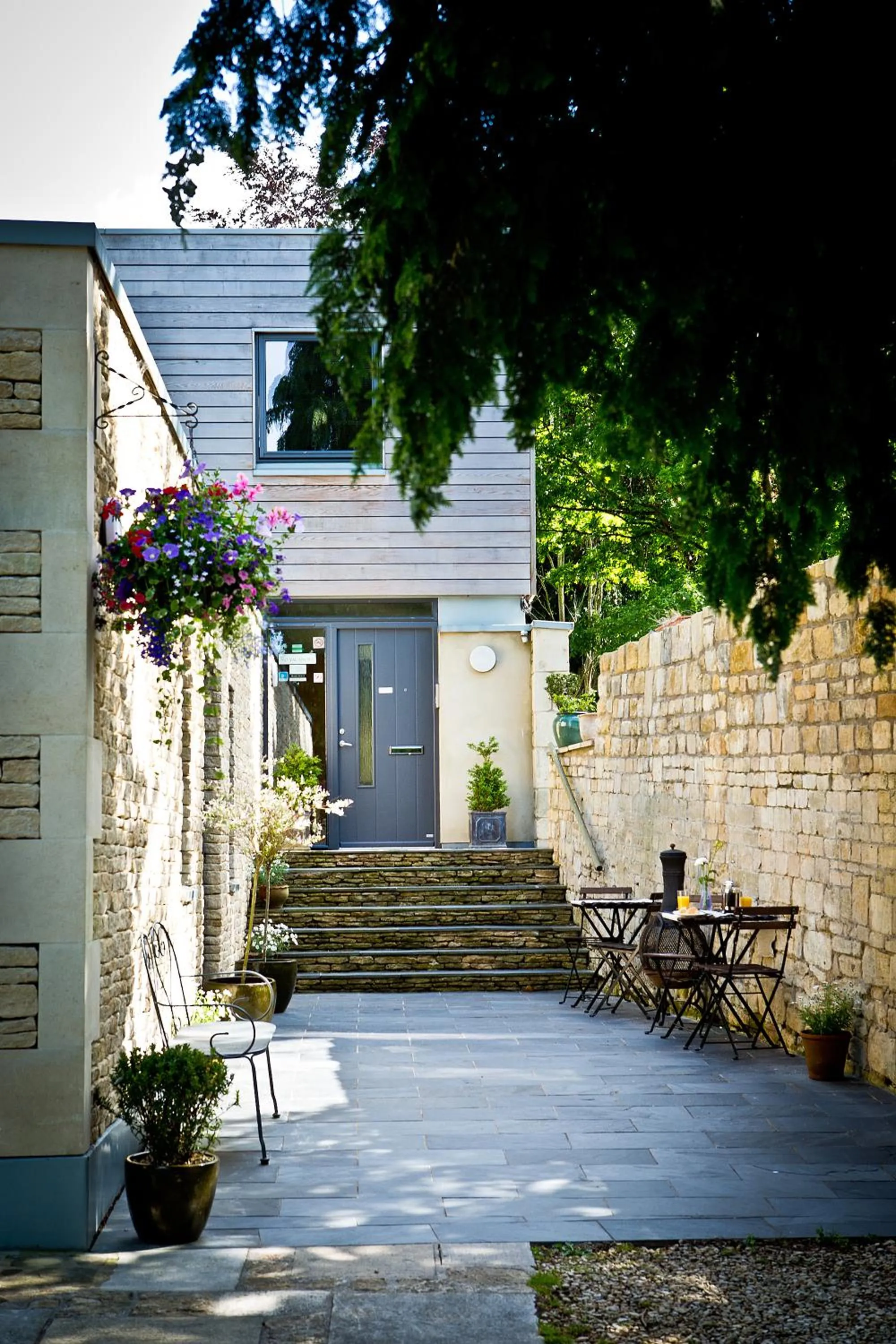 Facade/entrance in The Cedars