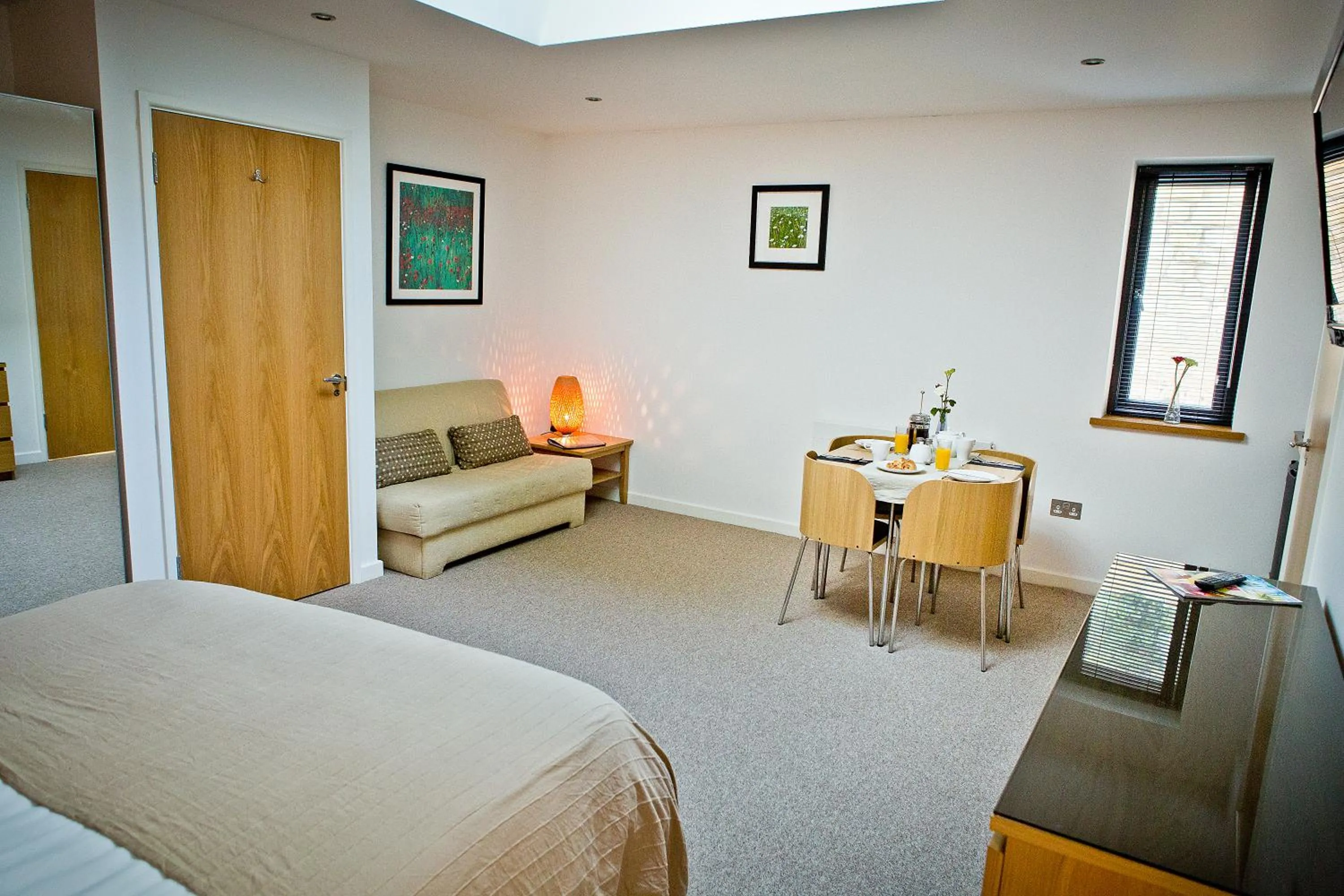 Dining area, Bed in The Cedars