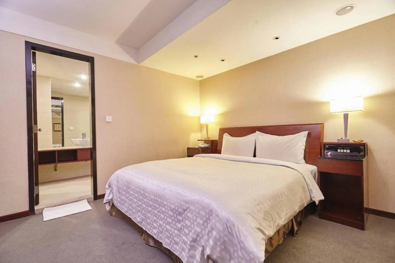 Bed in Family Hotel Taipei